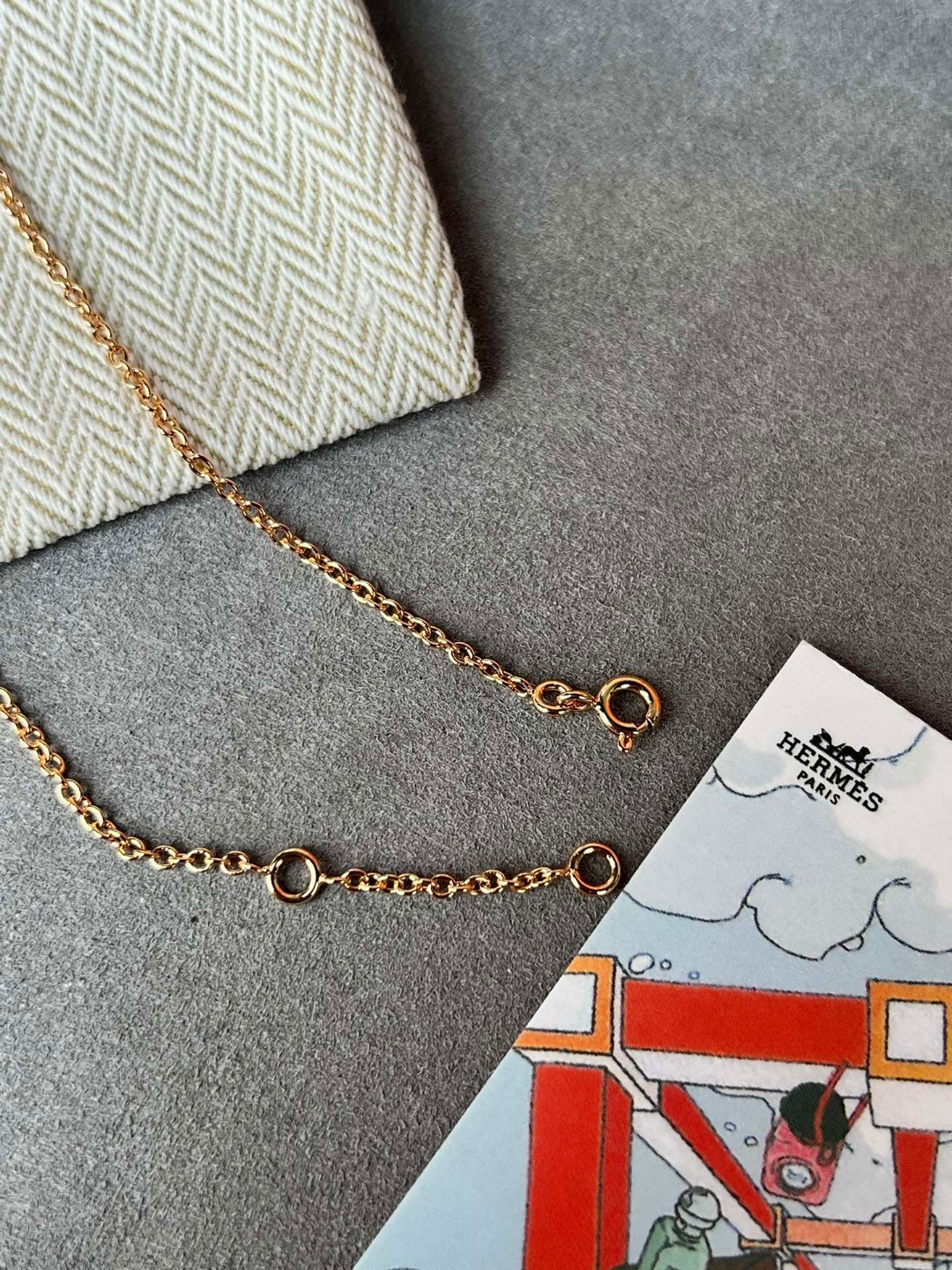 Hermès 本项链肯定是配货来的啦 hhh 但是我个人真的很喜欢耶 配裙子配休闲风格衣服都ok的 很好搭配 并且钻很闪 国内 是48100 当然了如果说有爱马仕买的很多的小姐姐出配货 估计3w 可以到手的 弱弱一说确实项链自重相比起来挺沉的 毕竟是一坨方的 刚开始带的时候还有点不适应呢