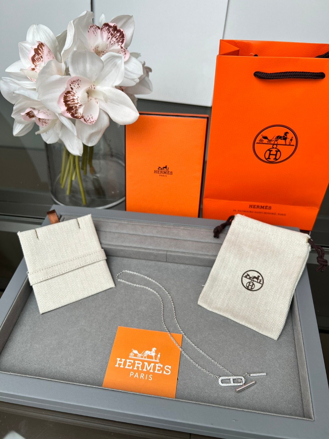 Колье белый