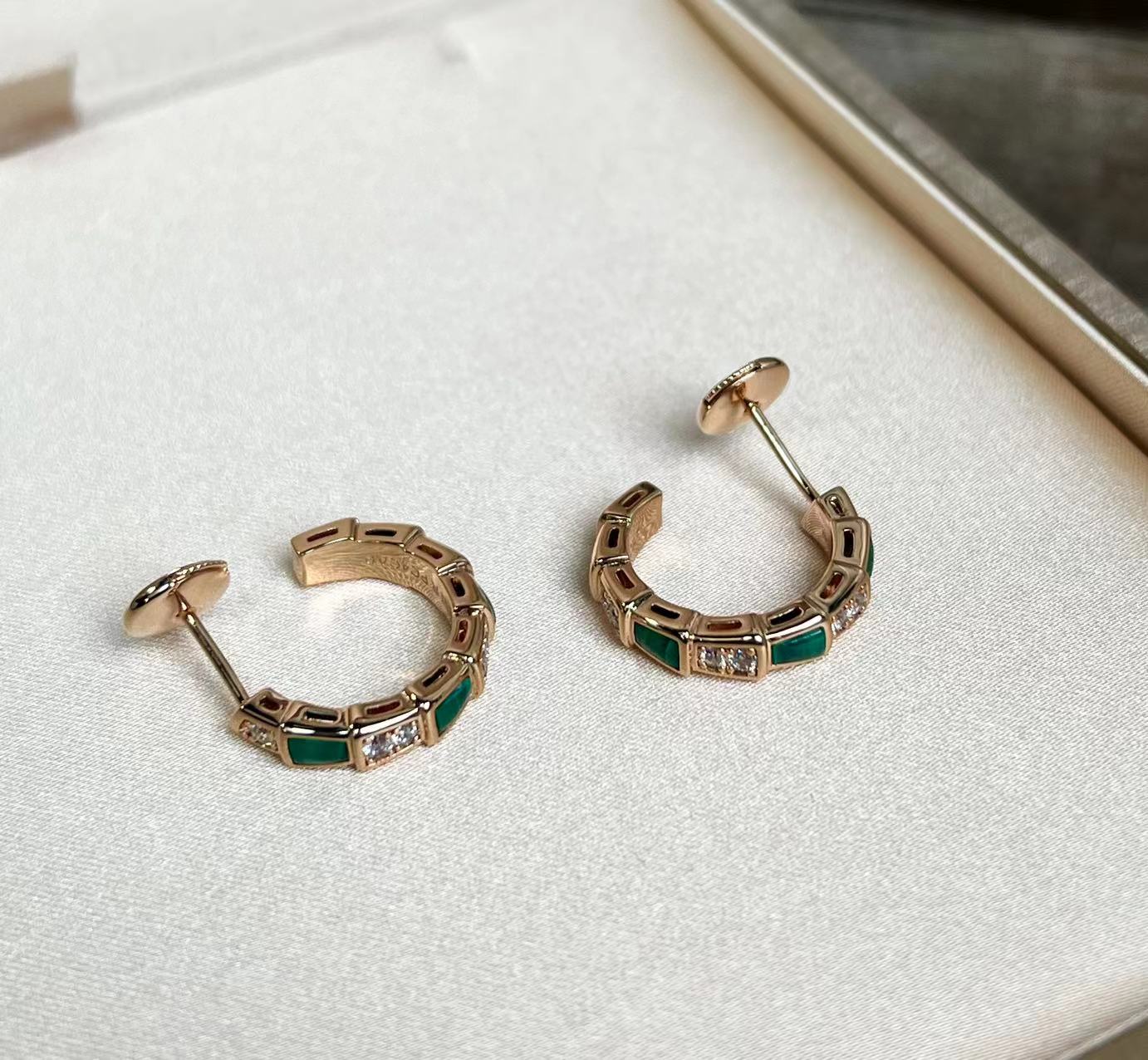 “Serzenti Snake Earring: Heartful and Fascinating Jewelry Collection” - 图片 1