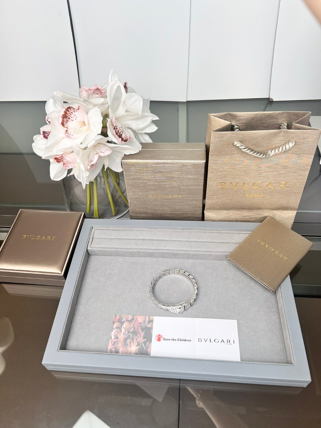 Stunning Design: BV Snake Bracelet Captured in Poaching 850 Collection.