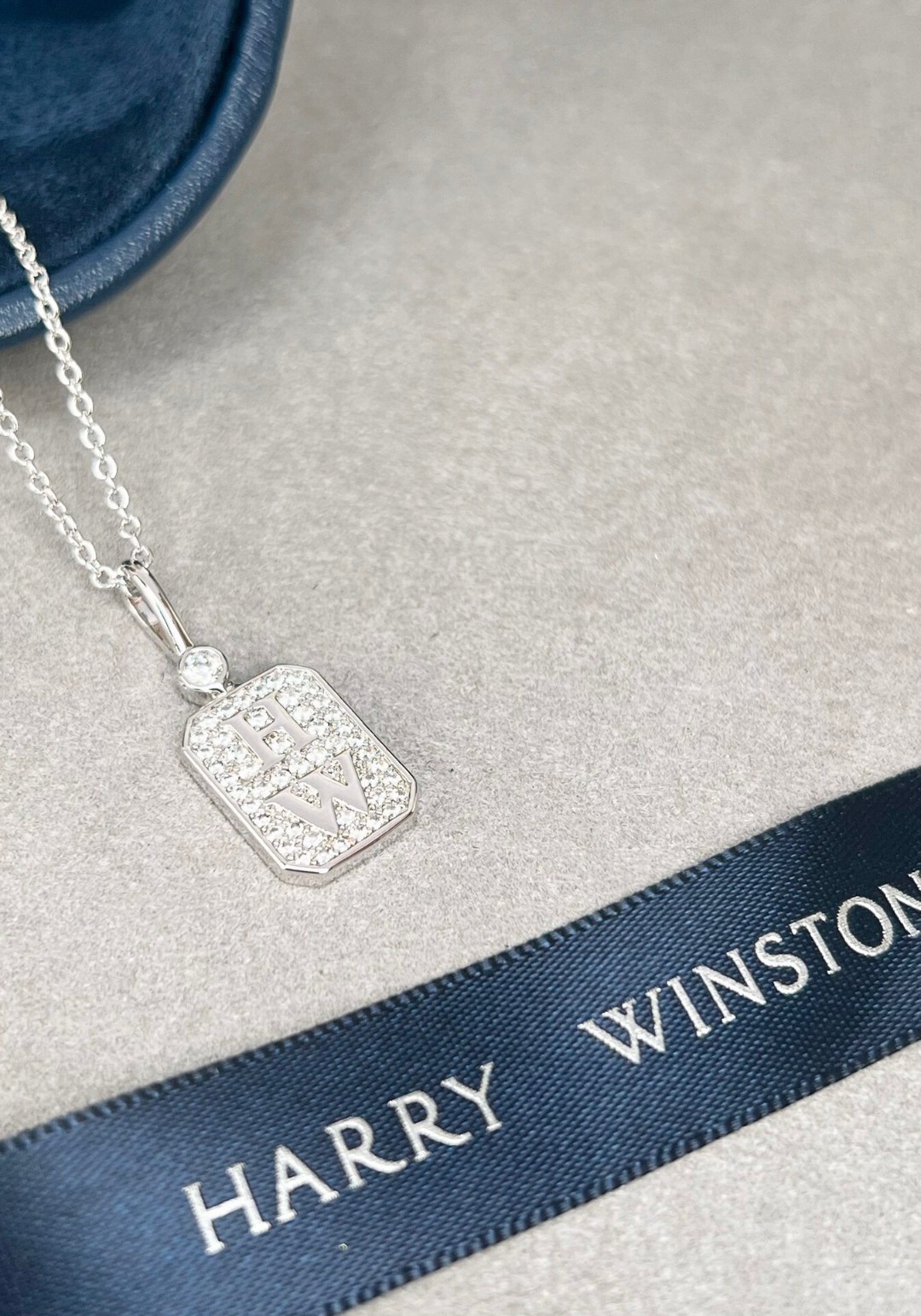 批发价💰135
Harry winston 香水瓶项链大号
Harry Winston 海瑞·温斯顿香水瓶项链，HWlogo项链，正面浮雕工艺HW 密镶满钻。整体也不是那种很浮夸的感觉，反而是一种小清新自然的感觉！
不烂大街的海瑞温斯顿Logo 项链
💜Harry Winston这个品牌，缩写HW。有心人给了ta另外一个甜蜜的诠释，Husband&Wife…💜
愿相爱之人此生璀璨⭐
很惊艳，给我的感觉到是完全不挑衣服，我那天就是瞎穿的一件针织衫，没想到还挺好看的～
HW里相对平价又好看的一条🙊。是根据HW上个月出的新品Gate系列做的。我还是比较喜欢Logo系列😉
比锁骨链长一些，又比长项链短一点，很特别的长度。
很重要的一点是没有调节环喔，所以一定要知道项链长度，看一下合不合适自己🙈