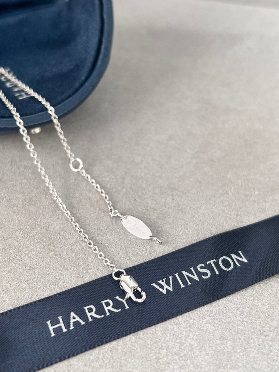 批发价💰135
Harry winston 香水瓶项链大号
Harry Winston 海瑞·温斯顿香水瓶项链，HWlogo项链，正面浮雕工艺HW 密镶满钻。整体也不是那种很浮夸的感觉，反而是一种小清新自然的感觉！
不烂大街的海瑞温斯顿Logo 项链
💜Harry Winston这个品牌，缩写HW。有心人给了ta另外一个甜蜜的诠释，Husband&Wife…💜
愿相爱之人此生璀璨⭐
很惊艳，给我的感觉到是完全不挑衣服，我那天就是瞎穿的一件针织衫，没想到还挺好看的～
HW里相对平价又好看的一条🙊。是根据HW上个月出的新品Gate系列做的。我还是比较喜欢Logo系列😉
比锁骨链长一些，又比长项链短一点，很特别的长度。
很重要的一点是没有调节环喔，所以一定要知道项链长度，看一下合不合适自己🙈