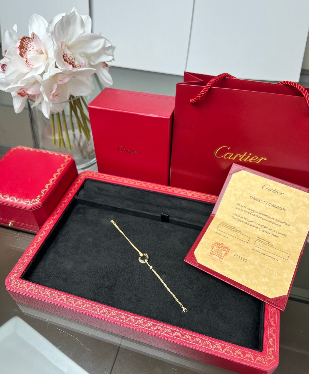 批发价 小饼手链 真的是太漂亮了! 这款手链辨识度还是蛮高呢,经典的love字母和小饼,上手第一天就被认出来啦,朋友都说好看呢,单颗钻石很闪的超适合日常的款式,而且比较小众 有两个长度可调节调节16~17cm调节处 叠戴搭配任意😊