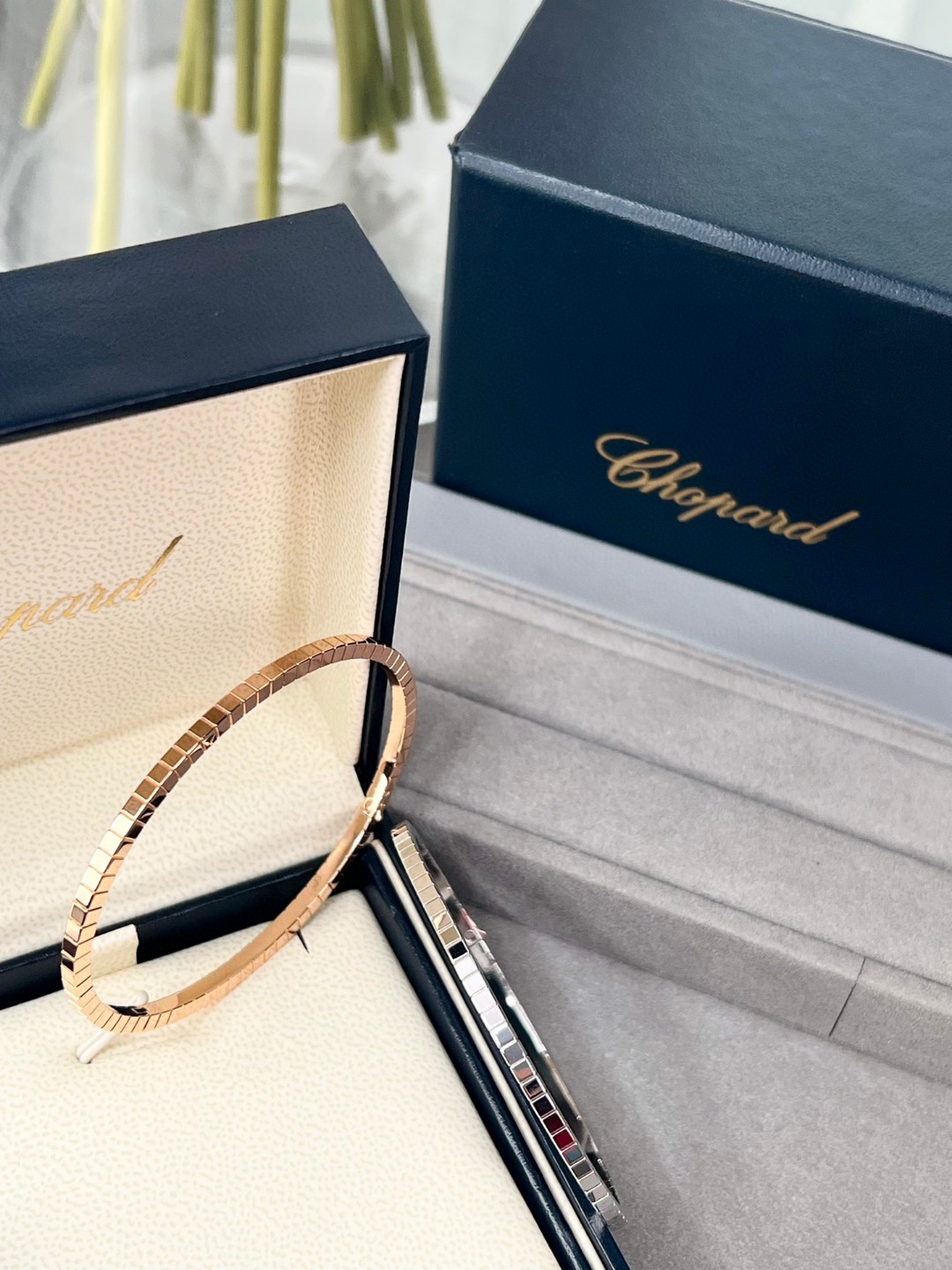 NO:631257,88360 (light gold) The bracelets, earrings and necklaces in this series are very beautiful, with mirror polishing and extreme chamfering visible to the naked eye, sparkling under the light, necklace, bracelet, Cartier high-end jewelry1986090988360（光金） 这个系列的手镯耳钉项链都非常好看 ,肉眼可见的镜面抛光和极致倒角打磨 在灯光下闪闪发光,,necklace,bracelet,卡迪亚高端饰品,Jewelry
