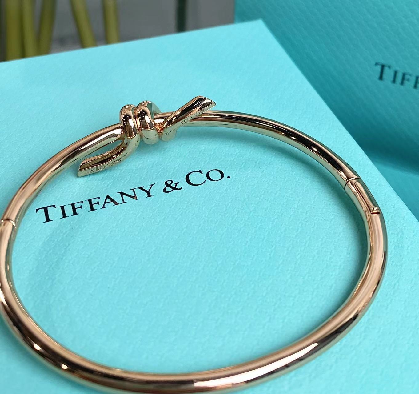 NO:631251,88290 (new style) Tiffany Knot, the unwavering connection of love. Wearing a piece of jewelry that carries your heart and attention, you can feel loved and protected no matter when and where you are. Cartier high-end jewelry1986090988290（新款） Tiffany Knot爱的不渝联结 一份承载心意和重视的珠宝戴在身上,让您无论身处何时何地,都能感受到被爱被守护,,卡迪亚高端饰品,Jewelry