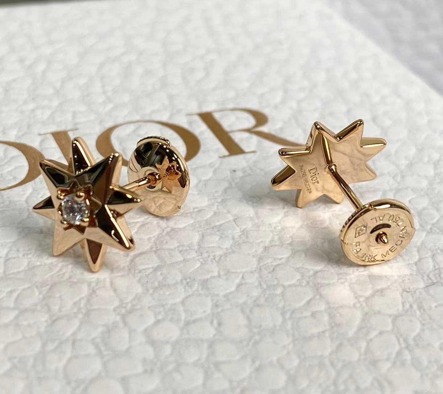 批发价💰120
Dior Étoile des Vents 耳钉
Étoile des Vents重新诠释罗盘玫瑰图案
富有象征意义的罗盘玫瑰幸运星