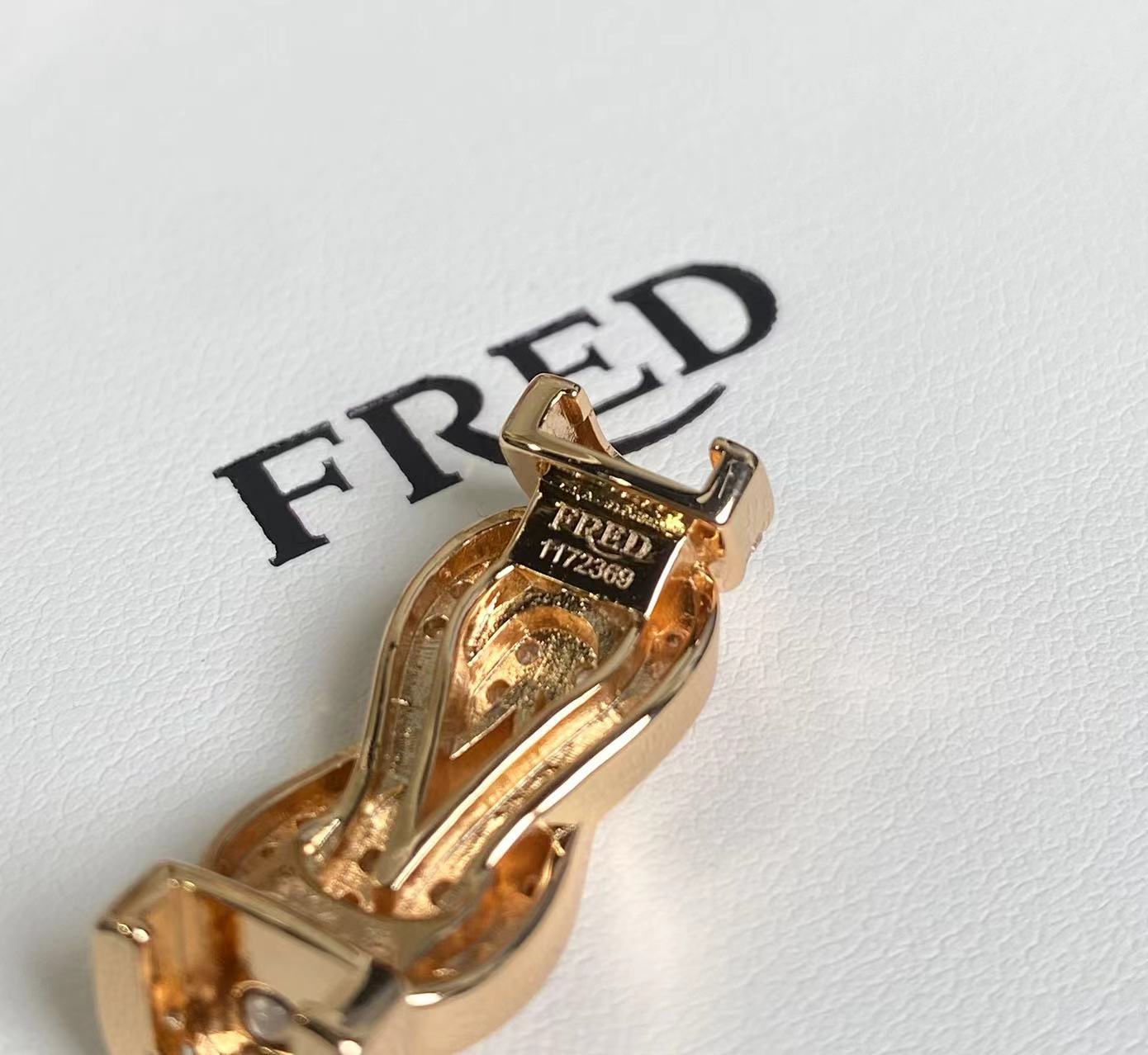 （新款）
Fred-人手必备红绳手链
满钻双8大号扣头扣红绳手链，过年搭配新宠~
本命年身上就是要带点红