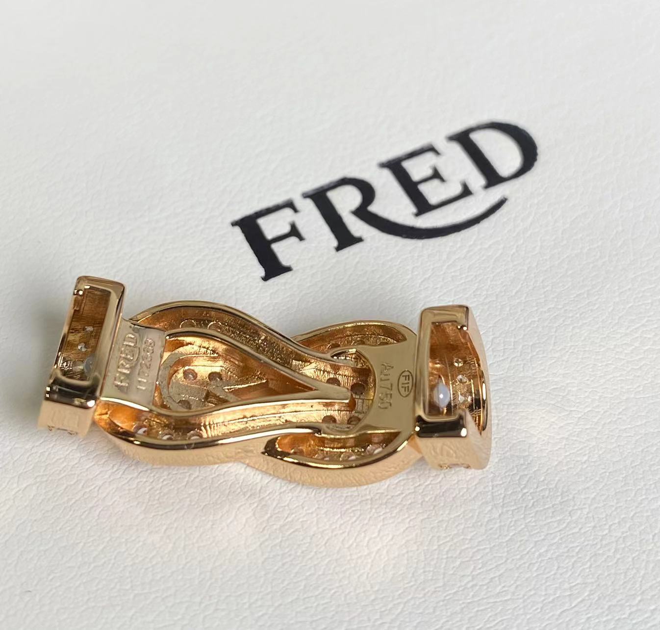 （新款）
Fred-人手必备红绳手链
满钻双8大号扣头扣红绳手链，过年搭配新宠~
本命年身上就是要带点红