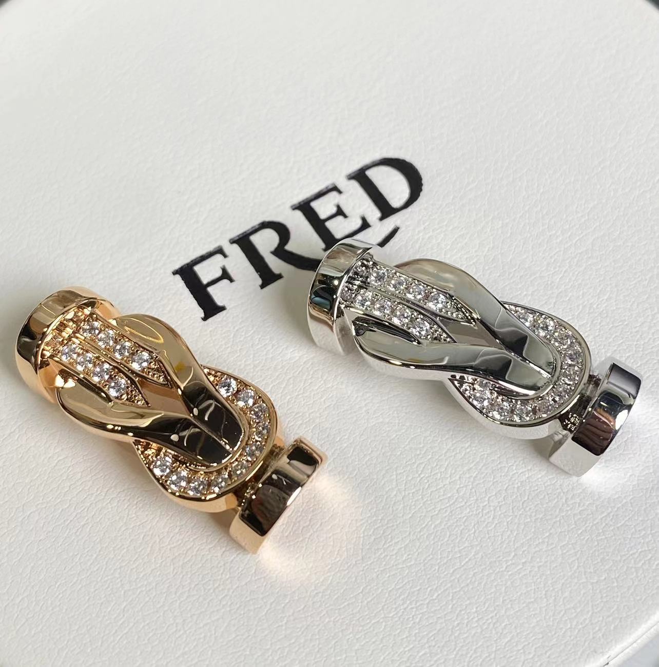 （新款）
Fred-人手必备红绳手链
带钻双8大号扣头扣红绳手链，过年搭配新宠~
本命年身上就是要带点红