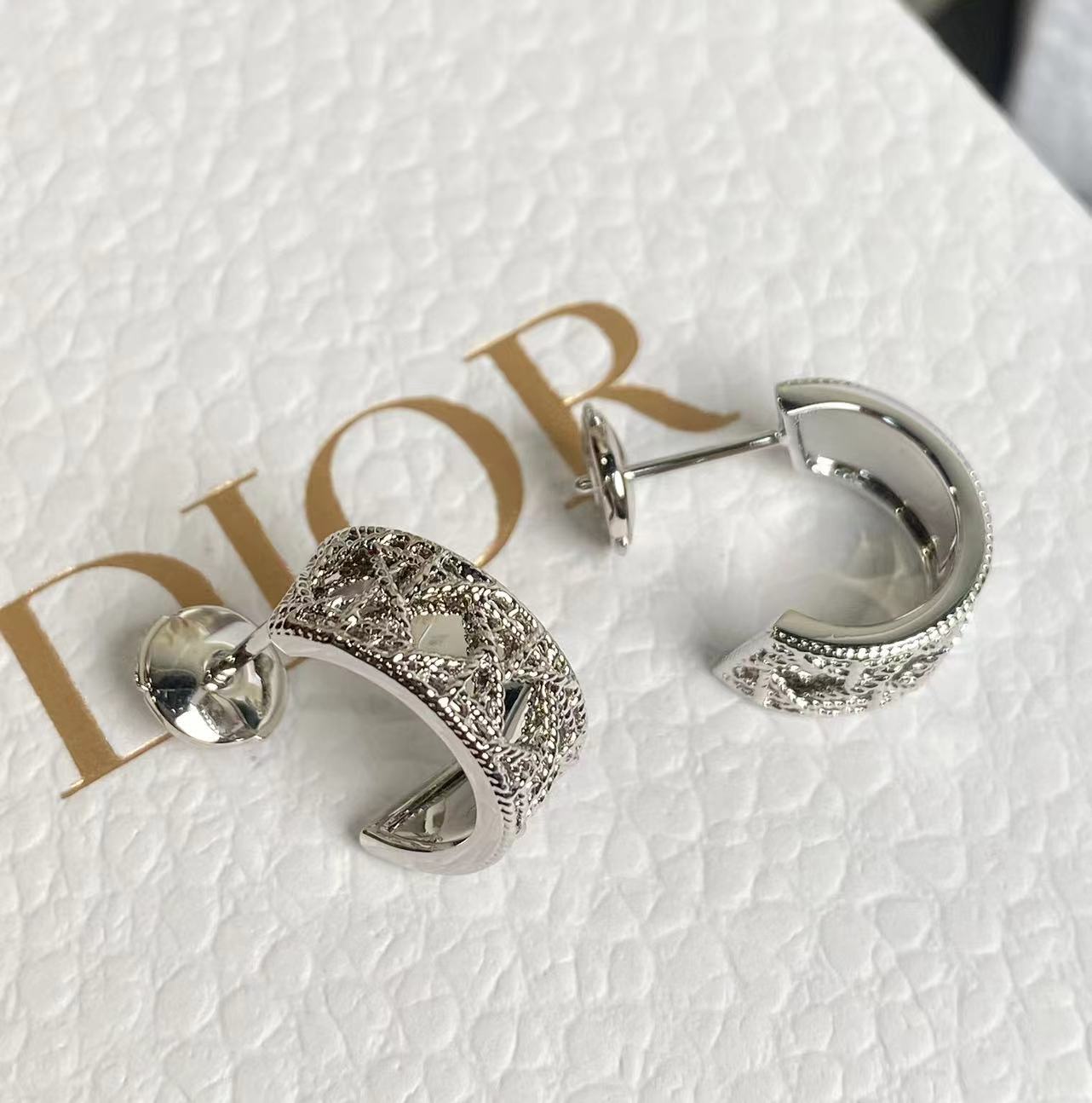 （新款）
MY Dior
迪奥匠心呈献MY DIOR系列，经典藤格纹图案回归珠宝，金线巧妙铺陈交织，打造