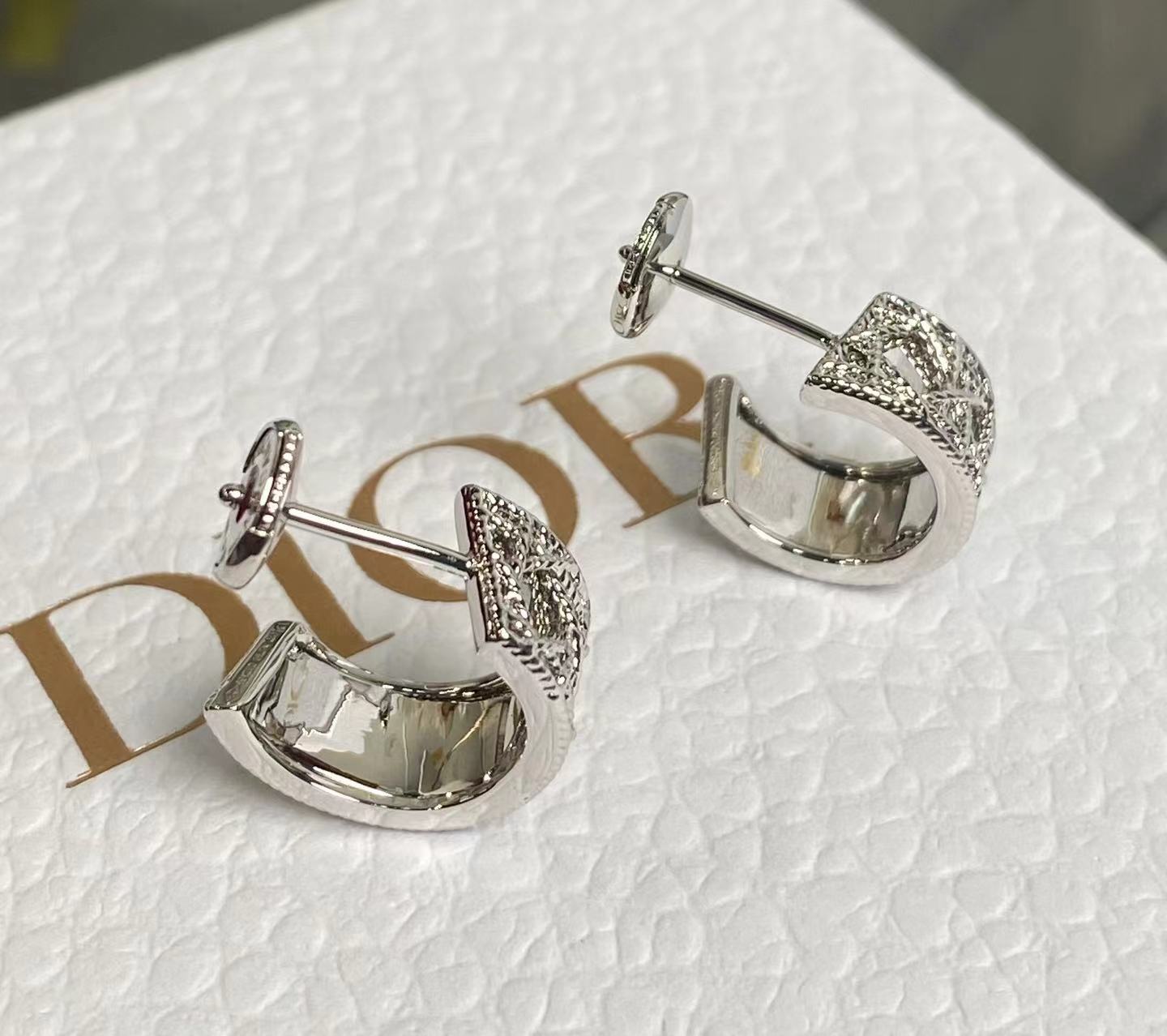 （新款）
MY Dior
迪奥匠心呈献MY DIOR系列，经典藤格纹图案回归珠宝，金线巧妙铺陈交织，打造
