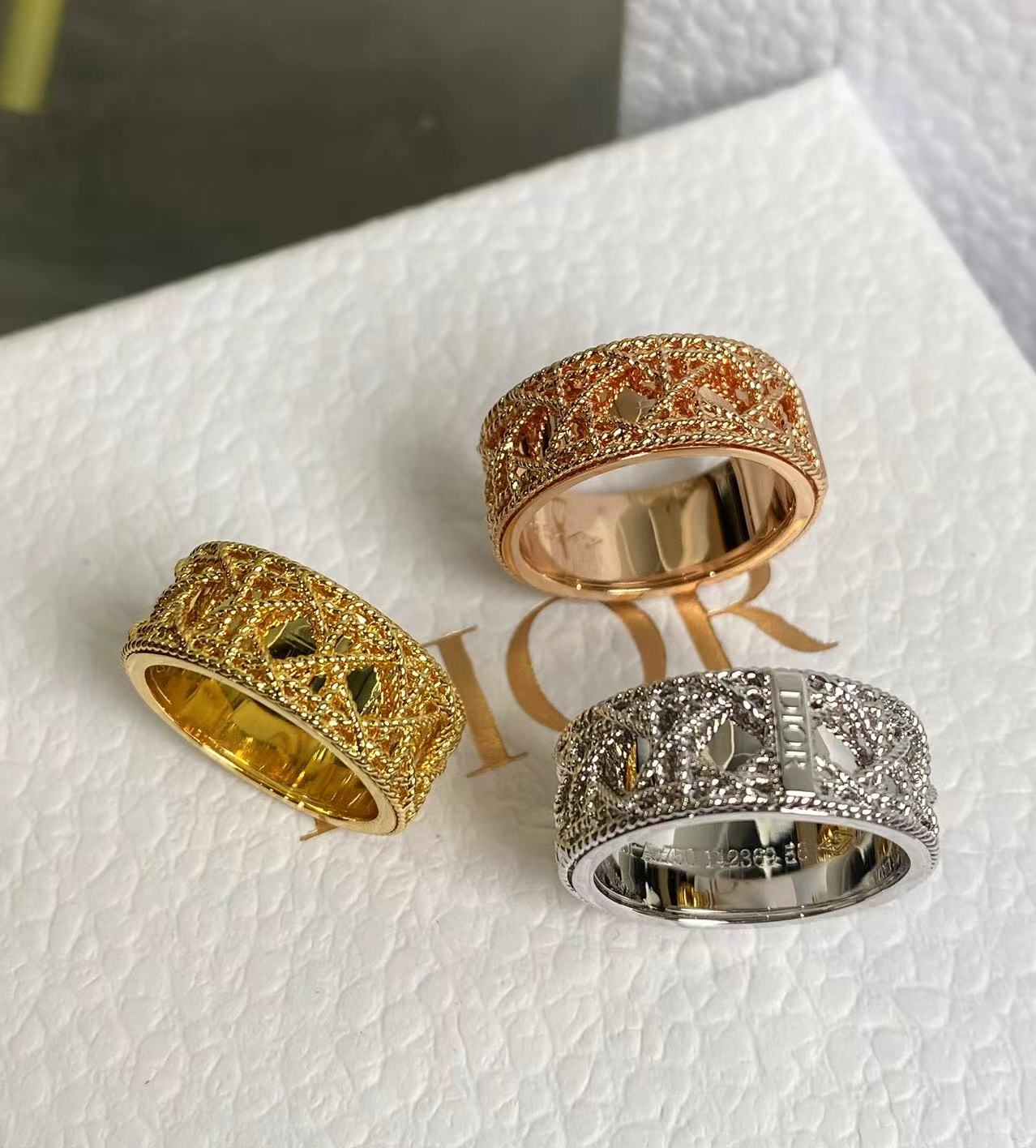 （新款）
My Dior MY DIOR叠搭碰撞
玩转不同时尚态度
一直觉得自己是淑女型直到佩戴上My 