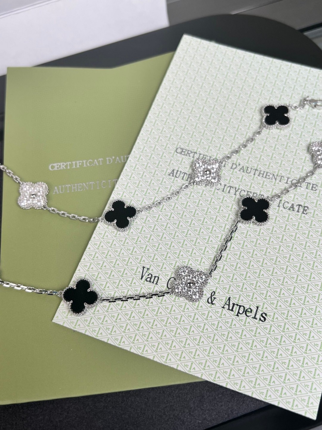 
VCA 高级黑玛瑙十钻20花四叶草项链
Cleef8Arpels * 部 知四叶草 此系列设计灵动，线