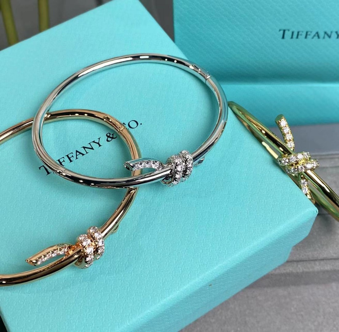 
Tiffany Knot新款登场
简约而不失格调，轻松驾驭多场合，一抹风采，尽显个性魅力，让你的每次出