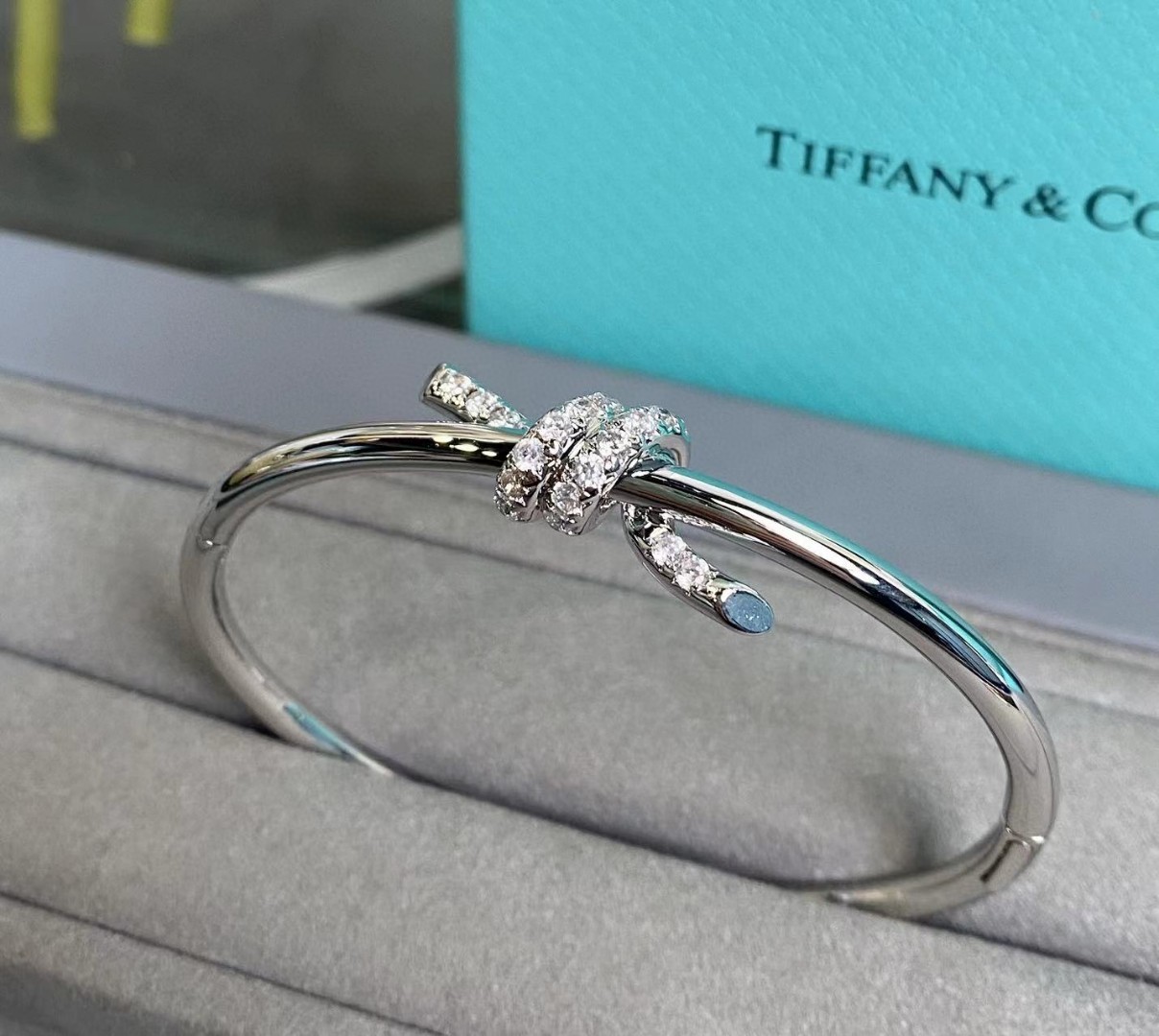 
Tiffany Knot新款登场
简约而不失格调，轻松驾驭多场合，一抹风采，尽显个性魅力，让你的每次出