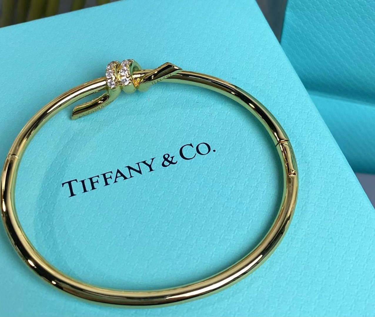 
Tiffany Knot新款登场
简约而不失格调，轻松驾驭多场合，一抹风采，尽显个性魅力，让你的每次出