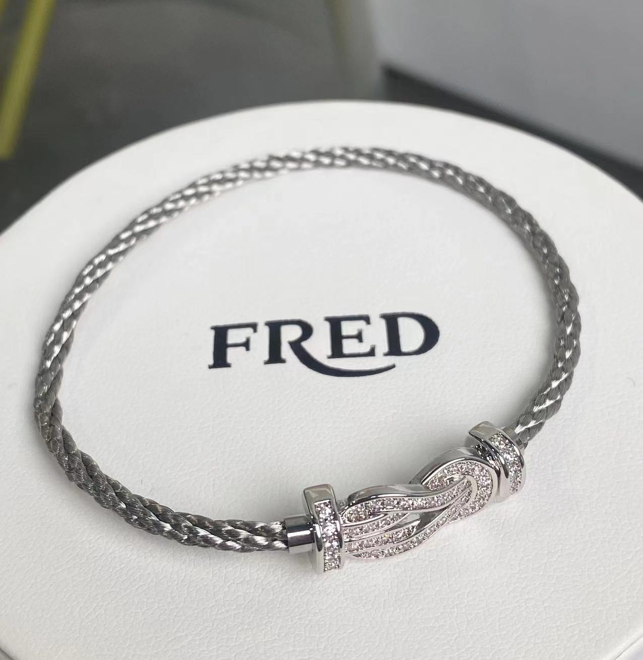 （新款）
Fred费雷德经典配色
灰色钢绳虽然没有其他高饱和度彩色那么夺眼球但是作为早期fred推出的经