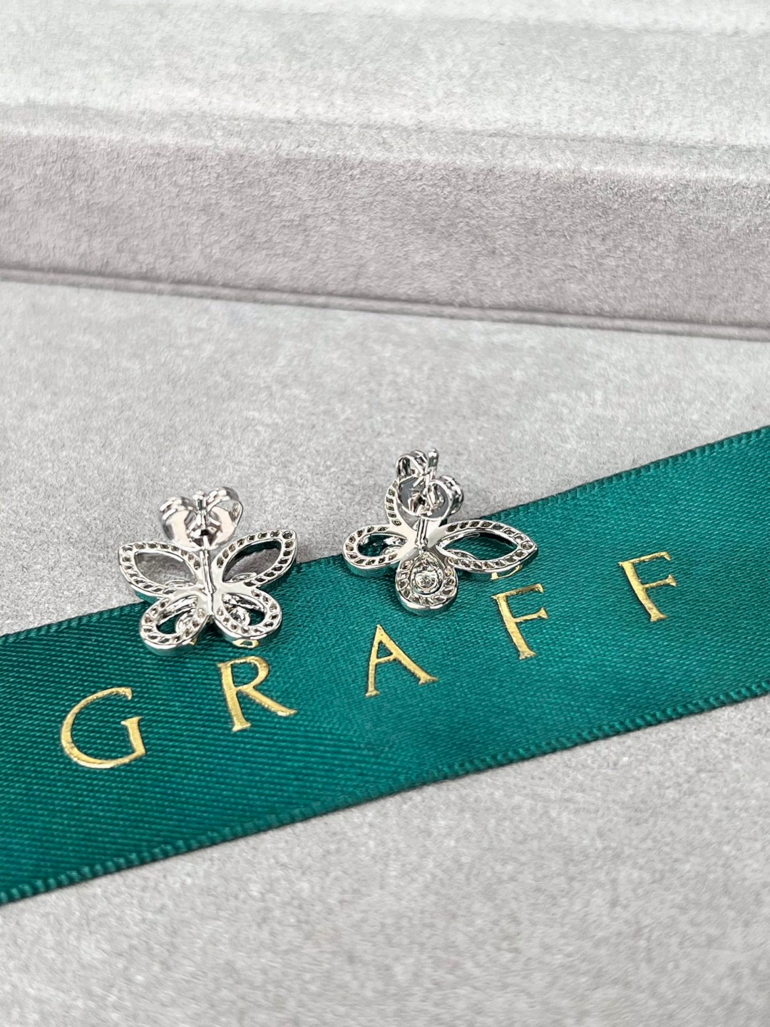 
⁣幻影蝴蝶耳钉，高端仿真钻勾勒真挚的爱 💎优雅的蝴蝶幻影钻石项链描绘蝴蝶的优美轮廓，闪烁的密镶美钻勾勒