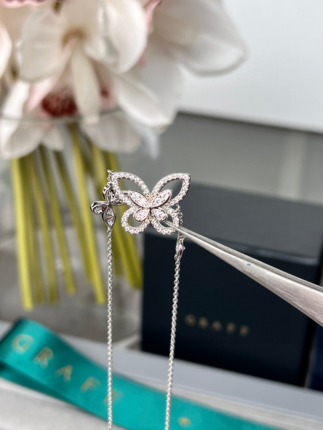 
⁣双重奏蝴蝶幻影项链，高端仿真钻勾勒真挚的爱 💎优雅的蝴蝶幻影钻石项链描绘蝴蝶的优美轮廓，闪烁的密镶美