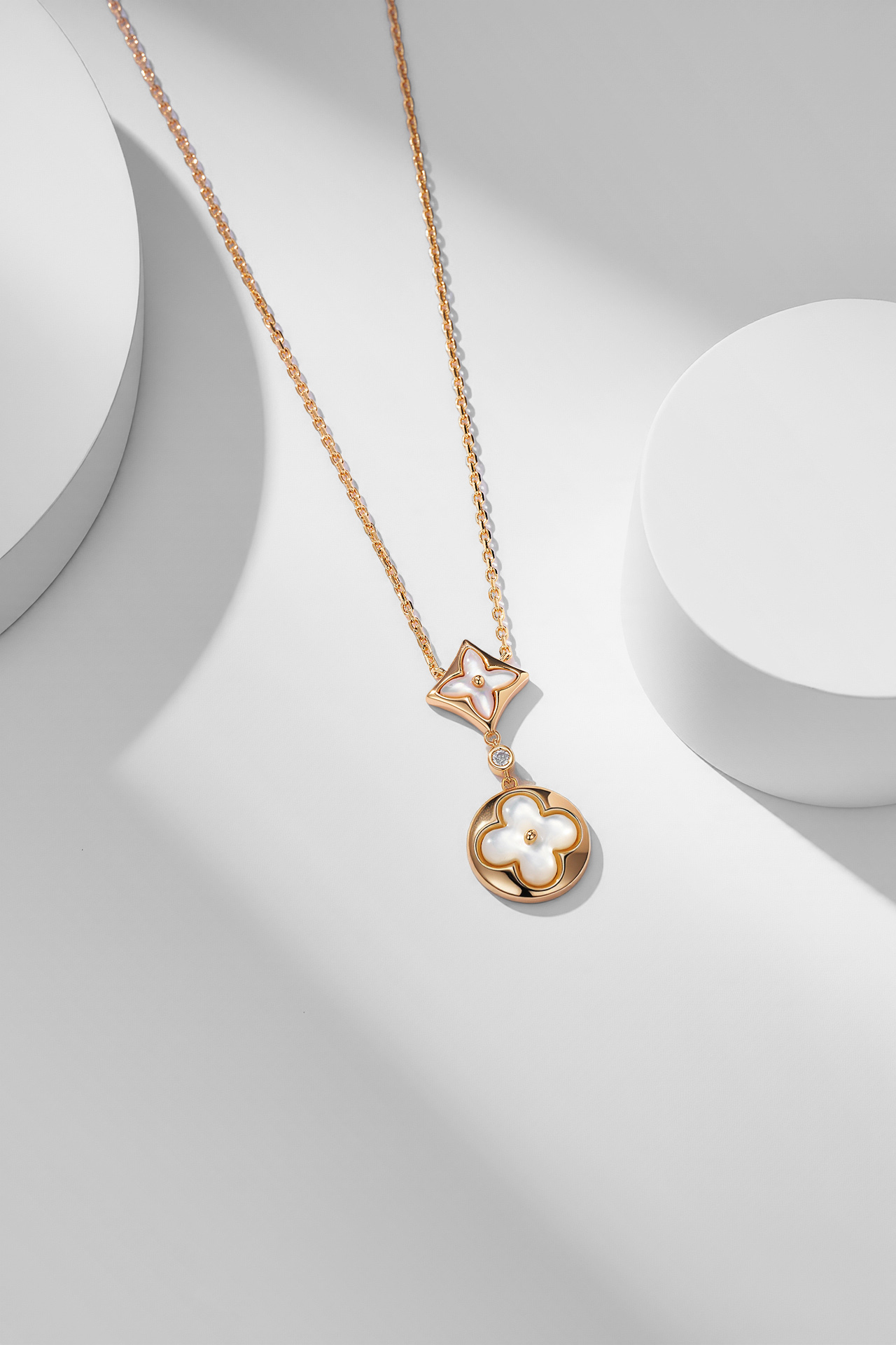 
Color Blossom项链旨在像Monogram花卉图纹致敬。白粉贝母打造出来的Star和Sun图
