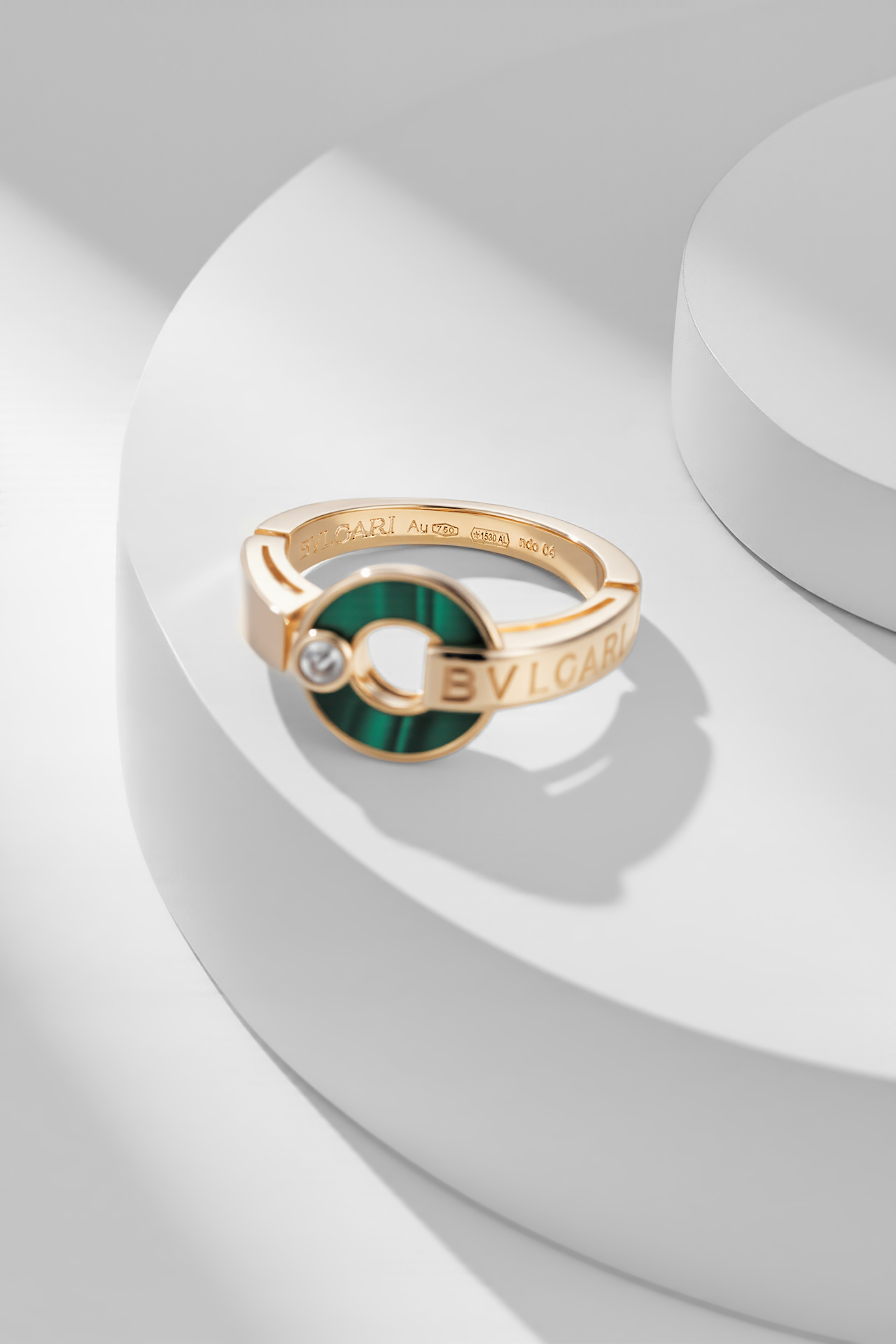 “Unique Copper-Rich ‘Time to Run’ Marriage Ring with Peacockstone Coin Design” - 图片 3