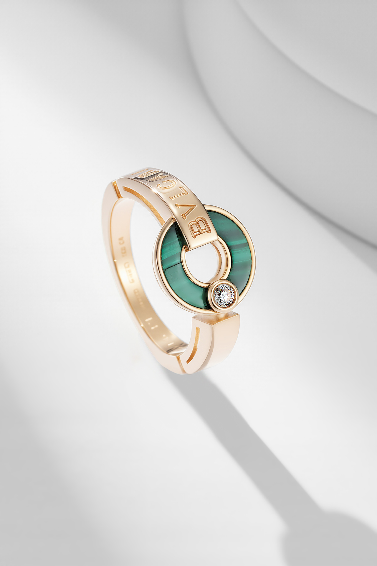 “Unique Copper-Rich ‘Time to Run’ Marriage Ring with Peacockstone Coin Design” - 图片 2