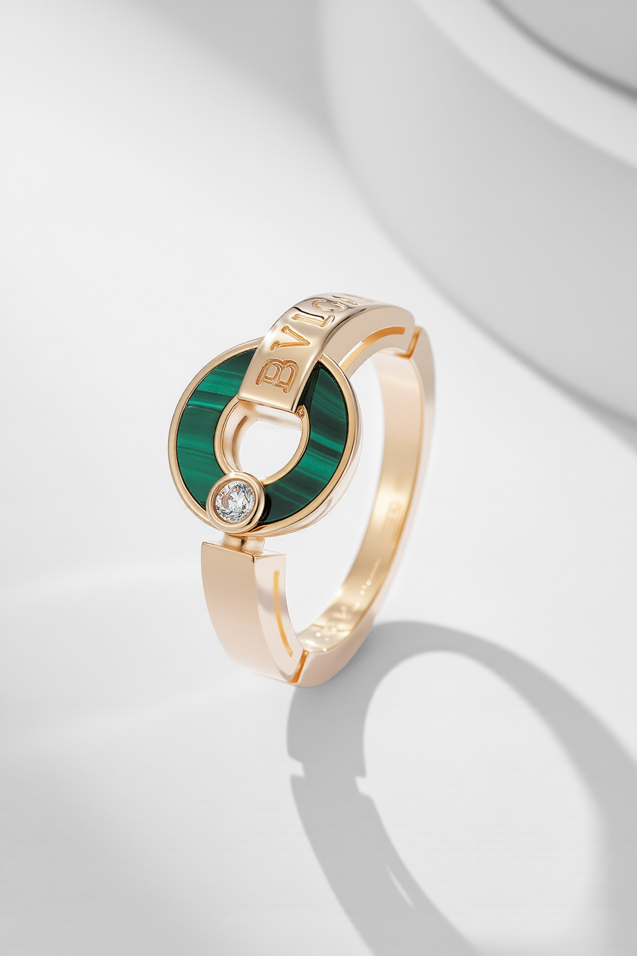 “Unique Copper-Rich ‘Time to Run’ Marriage Ring with Peacockstone Coin Design” - 图片 1