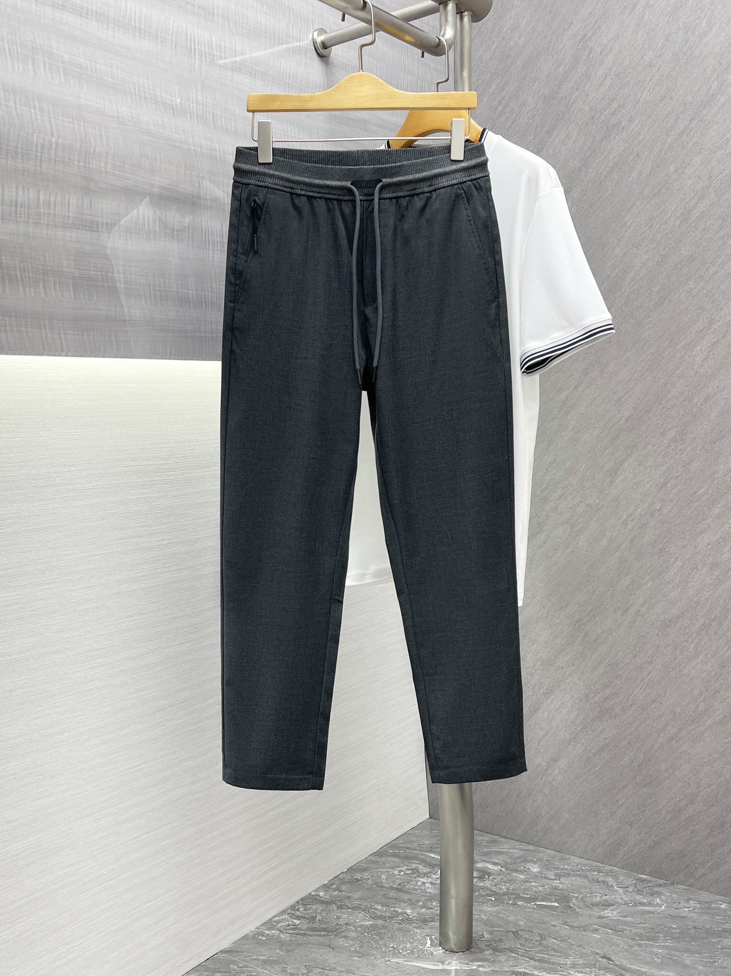 NO:132718,High-end customization>Office official website will be released simultaneously! All accessories are customized for original products, and the trading company's genuine product orders. High-end custom imported fabrics are extracted from natural plant fibers. They are thinner than ordinary cotton fabrics. They feel soft and comfortable to wear. They are not easy to irritate the skin. The fabric is hygroscopic and breathable. Size: 48-56,,alexander wang19860909高端定制>专柜官网同步发售！辅料全部原版定制出品,贸易公司真品订单.高级定制进口面料,以天然植物纖維提炼出来,比一般棉织物轻薄 手感柔软,穿着舒适 完全不易有刺激皮肤 面料吸湿性、透气性良好 尺码: 48-56,,alexander wang,Men's clothing