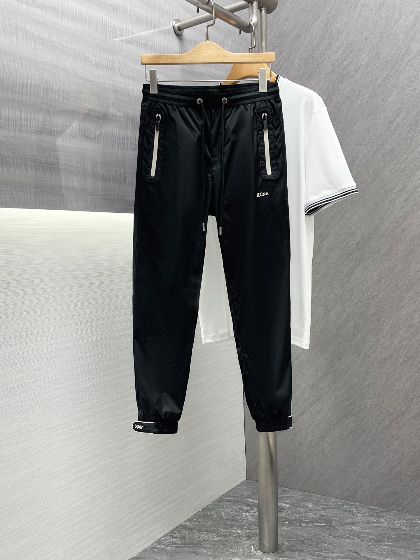 NO:132707,High-end customization>Office official website will be released simultaneously! All accessories are customized for original products, and the trading company's genuine product orders. High-end custom imported fabrics are extracted from natural plant fibers. They are thinner than ordinary cotton fabrics. They feel soft and comfortable to wear. They are not easy to irritate the skin. The fabric is hygroscopic and breathable. Size: 48-56,,alexander wang19860909高端定制>专柜官网同步发售！辅料全部原版定制出品,贸易公司真品订单.高级定制进口面料,以天然植物纖維提炼出来,比一般棉织物轻薄 手感柔软,穿着舒适 完全不易有刺激皮肤 面料吸湿性、透气性良好 尺码: 48-56,,alexander wang,Men's clothing