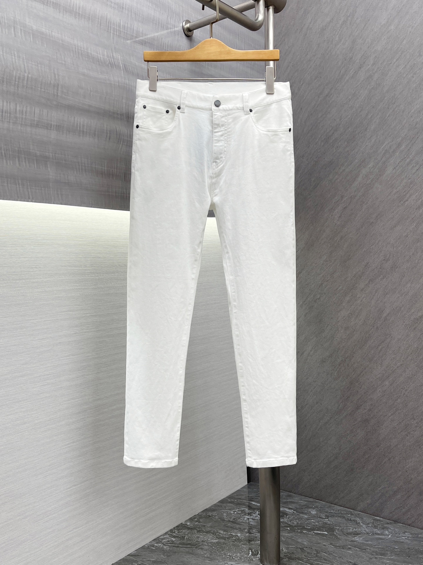 NO:132713,High-end customization>Office official website will be released simultaneously! All accessories are customized for original products, and the trading company's genuine products are ordered. High-end custom imported fabrics are extracted from natural plant fibers. They are thinner than ordinary cotton fabrics. They feel soft and comfortable to wear. They are not easy to irritate the skin. The fabric is hygroscopic and breathable. Size: 30-38 No 37,,alexander wang19860909高端定制>专柜官网同步发售！辅料全部原版定制出品,贸易公司真品订单.高级定制进口面料,以天然植物纖維提炼出来,比一般棉织物轻薄 手感柔软,穿着舒适 完全不易有刺激皮肤 面料吸湿性、透气性良好 尺码: 30-38无37,,alexander wang,Men's clothing