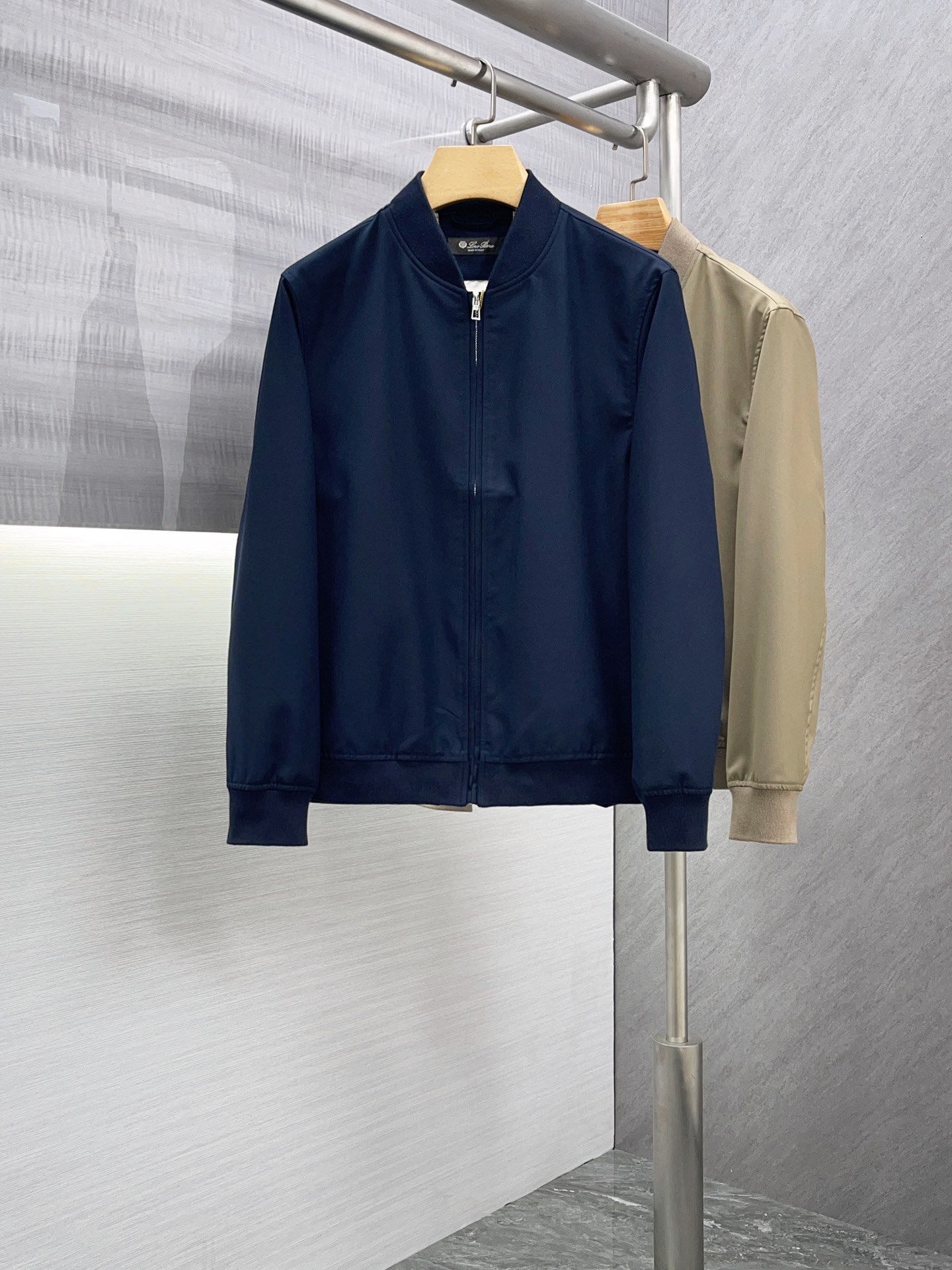 NO:131026,High-end customization>Office official website will be released simultaneously! All accessories are customized for original products, and the trading company's genuine products are ordered. High-end custom imported fabrics are extracted from natural plant fibers. They are thinner than ordinary cotton fabrics. They feel soft and comfortable to wear. They are not easy to irritate the skin. The fabric is hygroscopic and breathable. Size: 48-56.,,alexander wang19860909高端定制>专柜官网同步发售！辅料全部原版定制出品,贸易公司真品订单.高级定制进口面料,以天然植物纖維提炼出来,比一般棉织物轻薄 手感柔软,穿着舒适 完全不易有刺激皮肤 面料吸湿性、透气性良好 尺码: 48-56.,,alexander wang,Men's clothing