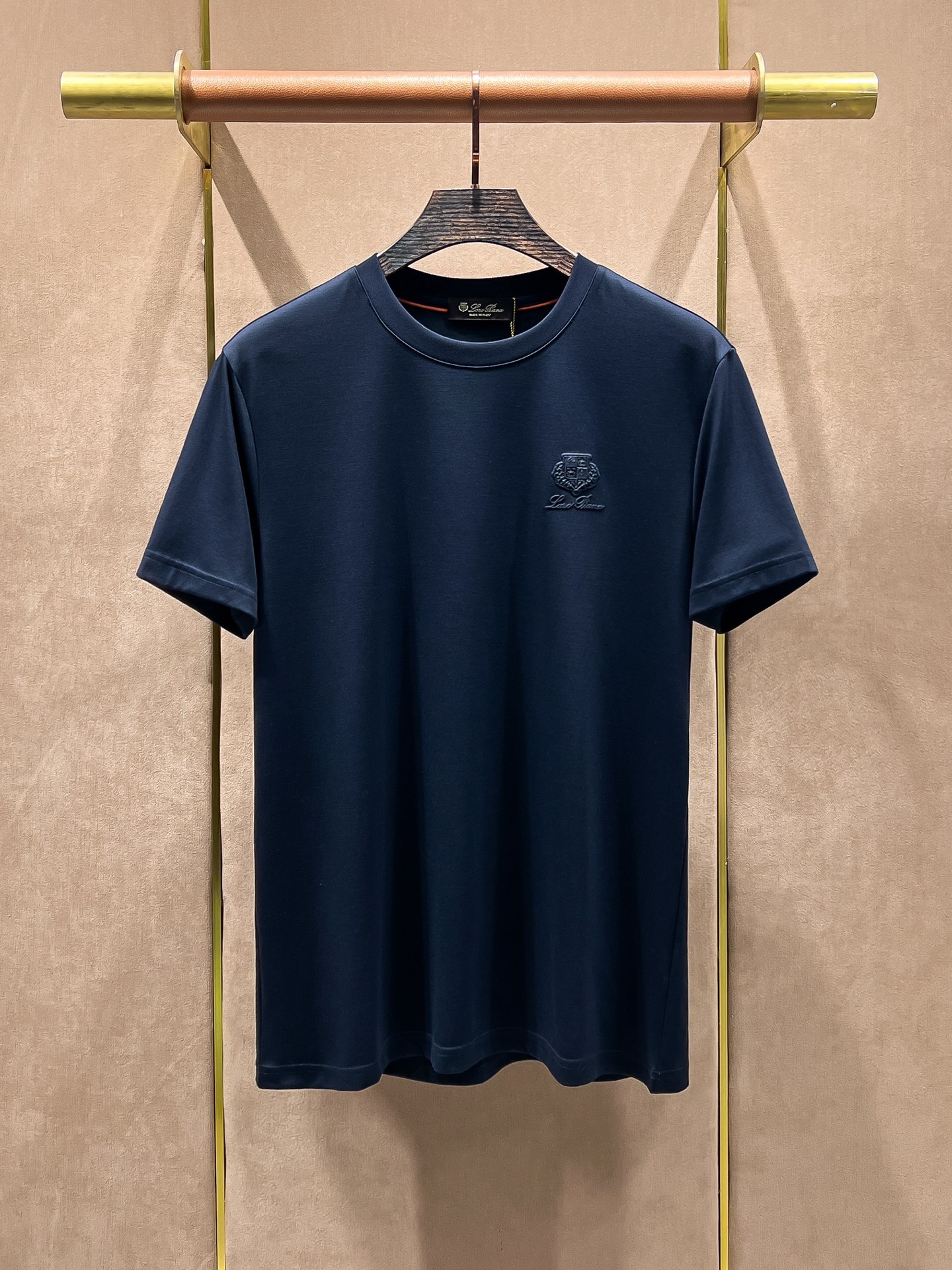 NO:125792,The counter official website will be released simultaneously! All accessories are customized for original products, and the trading company's genuine product orders. High-end custom imported fabrics are extracted from natural plant fibers. They are thinner than ordinary cotton fabrics. They feel soft and comfortable to wear. They are not easy to irritate the skin. The fabric is hygroscopic and breathable. Size: 48-56,,alexander wang19860909专柜官网同步发售！辅料全部原版定制出品,贸易公司真品订单.高级定制进口面料,以天然植物纖維提炼出来,比一般棉织物轻薄 手感柔软,穿着舒适 完全不易有刺激皮肤 面料吸湿性、透气性良好 尺码: 48-56,,alexander wang,Men's clothing