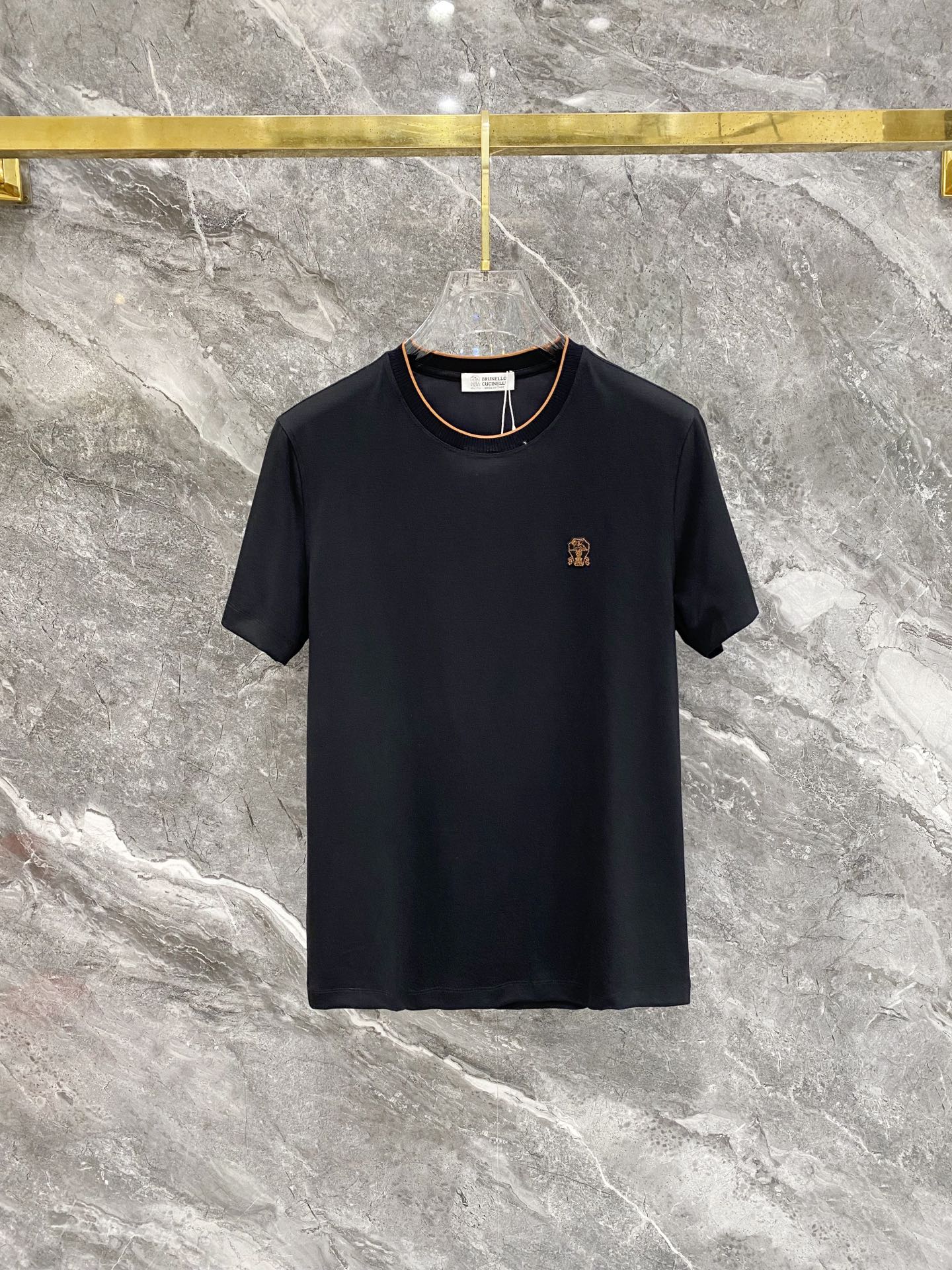 NO:456483,The counter official website will be released simultaneously! All accessories are customized for original products, and the trading company's genuine product orders. High-end custom imported fabrics are extracted from natural plant fibers. They are thinner than ordinary cotton fabrics. They feel soft and comfortable to wear. They are not easy to irritate the skin. The fabric is hygroscopic and breathable. Size: 48-56,,alexander wang19860909专柜官网同步发售！辅料全部原版定制出品,贸易公司真品订单.高级定制进口面料,以天然植物纖維提炼出来,比一般棉织物轻薄 手感柔软,穿着舒适 完全不易有刺激皮肤 面料吸湿性、透气性良好 尺码: 48-56,,alexander wang,Men's clothing