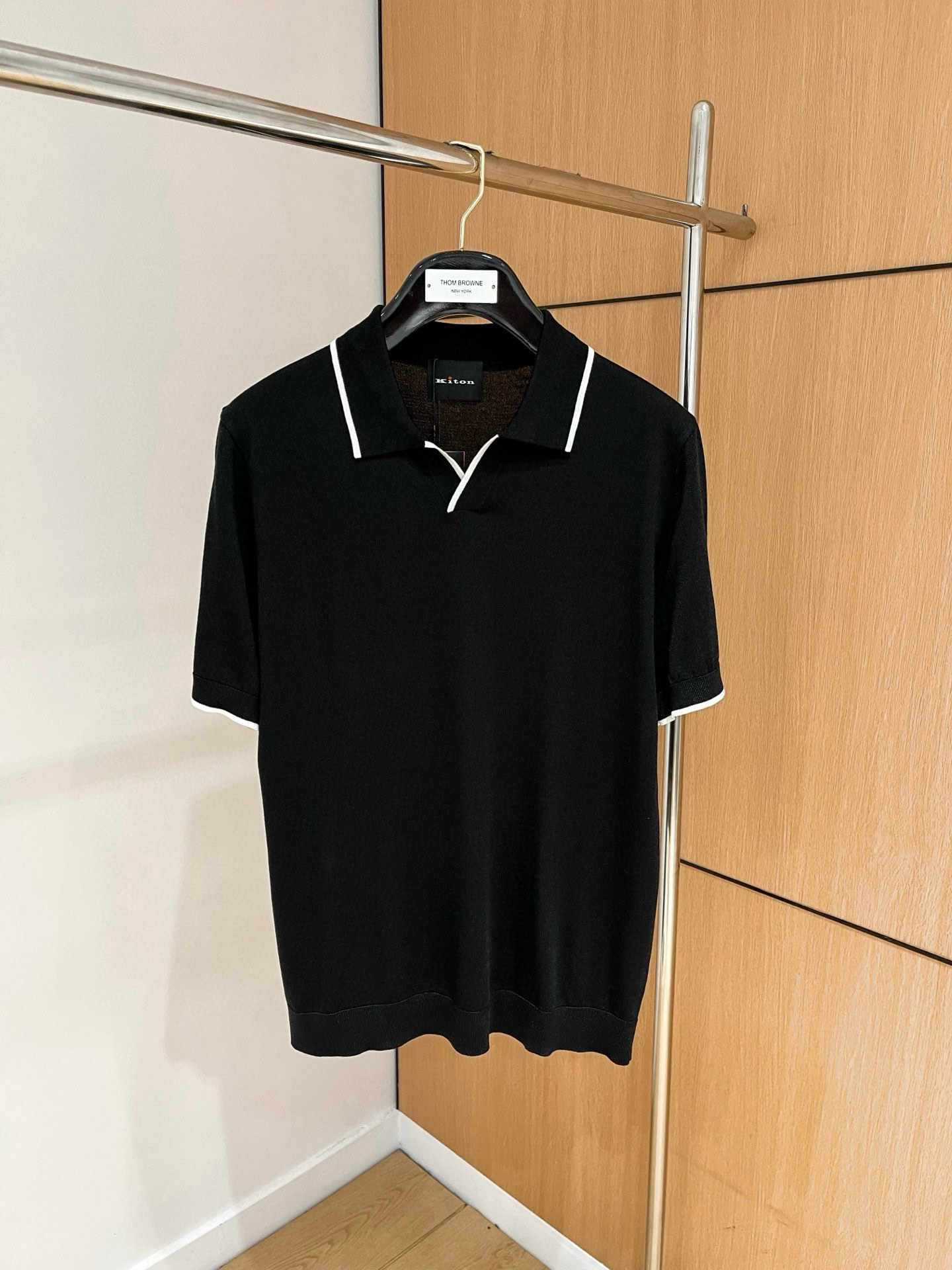 NO:433372,Top quality>Office official website is released simultaneously! All accessories are customized for original products, and the trading company's genuine product orders. High-end custom imported fabrics are extracted from natural plant fibers. They are thinner than ordinary cotton fabrics. They feel soft and comfortable to wear. They are not easy to irritate the skin. The fabric is hygroscopic and breathable. Size: 48-56,,alexander wang19860909顶级品质>专柜官网同步发售！辅料全部原版定制出品,贸易公司真品订单.高级定制进口面料,以天然植物纖維提炼出来,比一般棉织物轻薄 手感柔软,穿着舒适 完全不易有刺激皮肤 面料吸湿性、透气性良好 尺码: 48-56,,alexander wang,Men's clothing