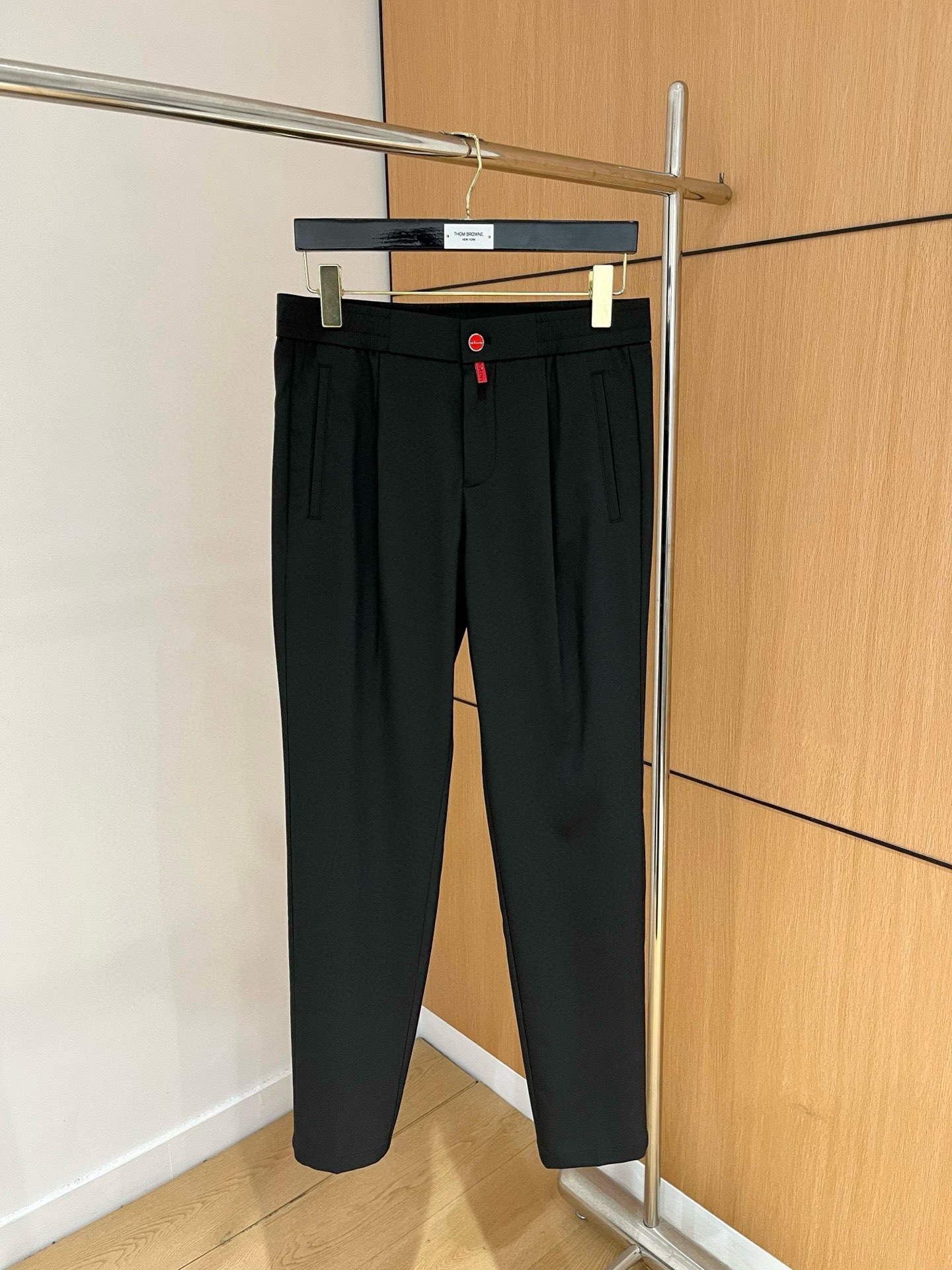 NO:433375,Top quality>Office official website is released simultaneously! All accessories are customized for original products, and the trading company's genuine product orders. High-end custom imported fabrics are extracted from natural plant fibers. They are thinner than ordinary cotton fabrics. They feel soft and comfortable to wear. They are not easy to irritate the skin. The fabric is hygroscopic and breathable. Size: 30-36 No 35,,alexander wang19860909顶级品质>专柜官网同步发售！辅料全部原版定制出品,贸易公司真品订单.高级定制进口面料,以天然植物纖維提炼出来,比一般棉织物轻薄 手感柔软,穿着舒适 完全不易有刺激皮肤 面料吸湿性、透气性良好 尺码: 30-36无35,,alexander wang,Men's clothing