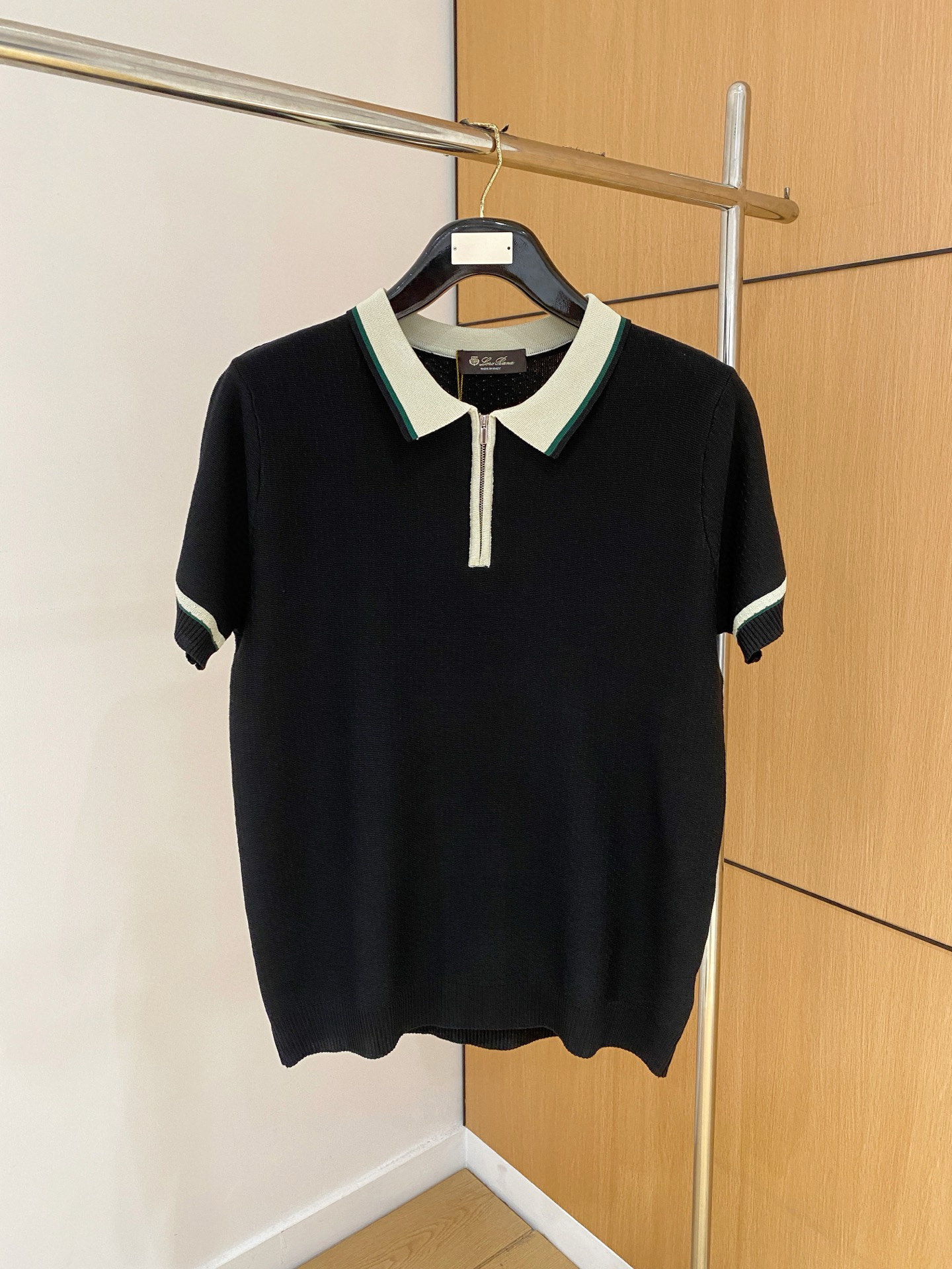 NO:445390,Top quality>Office official website is released simultaneously! All accessories are customized for original products, and the trading company's genuine product orders. High-end custom imported fabrics are extracted from natural plant fibers. They are thinner than ordinary cotton fabrics. They feel soft and comfortable to wear. They are not easy to irritate the skin. The fabric is hygroscopic and breathable. Size: 48-56,,alexander wang19860909顶级品质>专柜官网同步发售！辅料全部原版定制出品,贸易公司真品订单.高级定制进口面料,以天然植物纖維提炼出来,比一般棉织物轻薄 手感柔软,穿着舒适 完全不易有刺激皮肤 面料吸湿性、透气性良好 尺码: 48-56,,alexander wang,Men's clothing