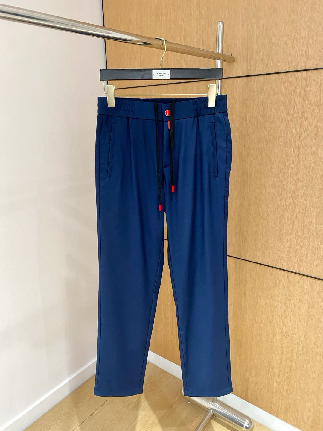 NO:510395,Top quality>Office official website is released simultaneously! All accessories are customized for original products, and the trading company's genuine product orders. High-end custom imported fabrics are extracted from natural plant fibers. They are thinner than ordinary cotton fabrics. They feel soft and comfortable to wear. They are not easy to irritate the skin. The fabric is hygroscopic and breathable. Size: s-2xl,,alexander wang19860909顶级品质>专柜官网同步发售！辅料全部原版定制出品,贸易公司真品订单.高级定制进口面料,以天然植物纖維提炼出来,比一般棉织物轻薄 手感柔软,穿着舒适 完全不易有刺激皮肤 面料吸湿性、透气性良好 尺码: s-2xl,,alexander wang,Men's clothing