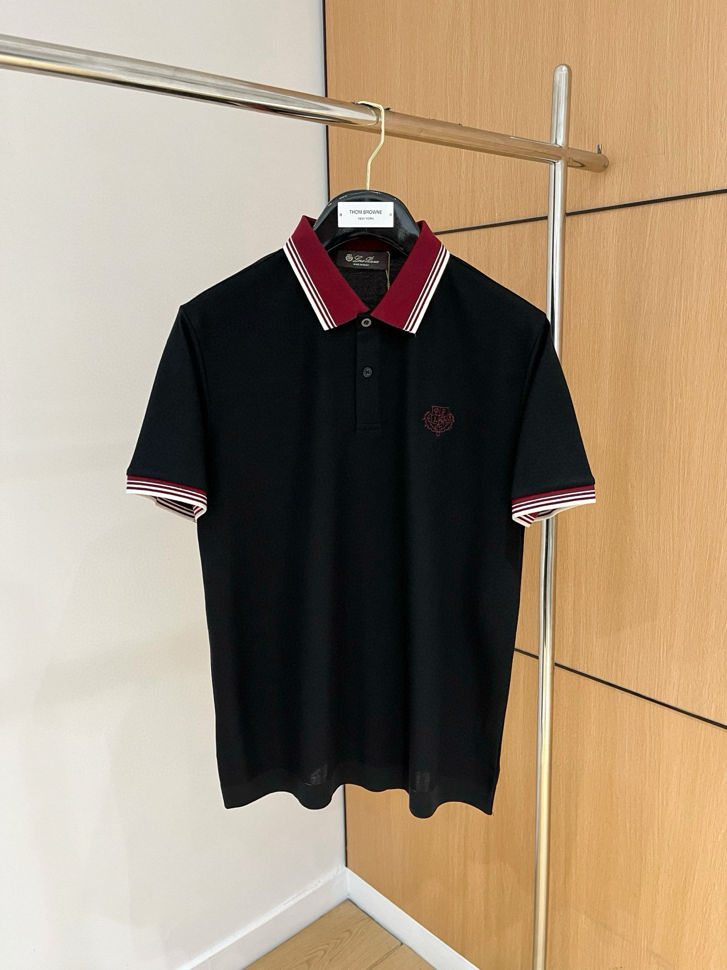 NO:510393,Top quality>Office official website is released simultaneously! All accessories are customized for original products, and the trading company's genuine product orders. High-end custom imported fabrics are extracted from natural plant fibers. They are thinner than ordinary cotton fabrics. They feel soft and comfortable to wear. They are not easy to irritate the skin. The fabric is hygroscopic and breathable. Size: 48-58,,alexander wang19860909顶级品质>专柜官网同步发售！辅料全部原版定制出品,贸易公司真品订单.高级定制进口面料,以天然植物纖維提炼出来,比一般棉织物轻薄 手感柔软,穿着舒适 完全不易有刺激皮肤 面料吸湿性、透气性良好 尺码: 48-58,,alexander wang,Men's clothing