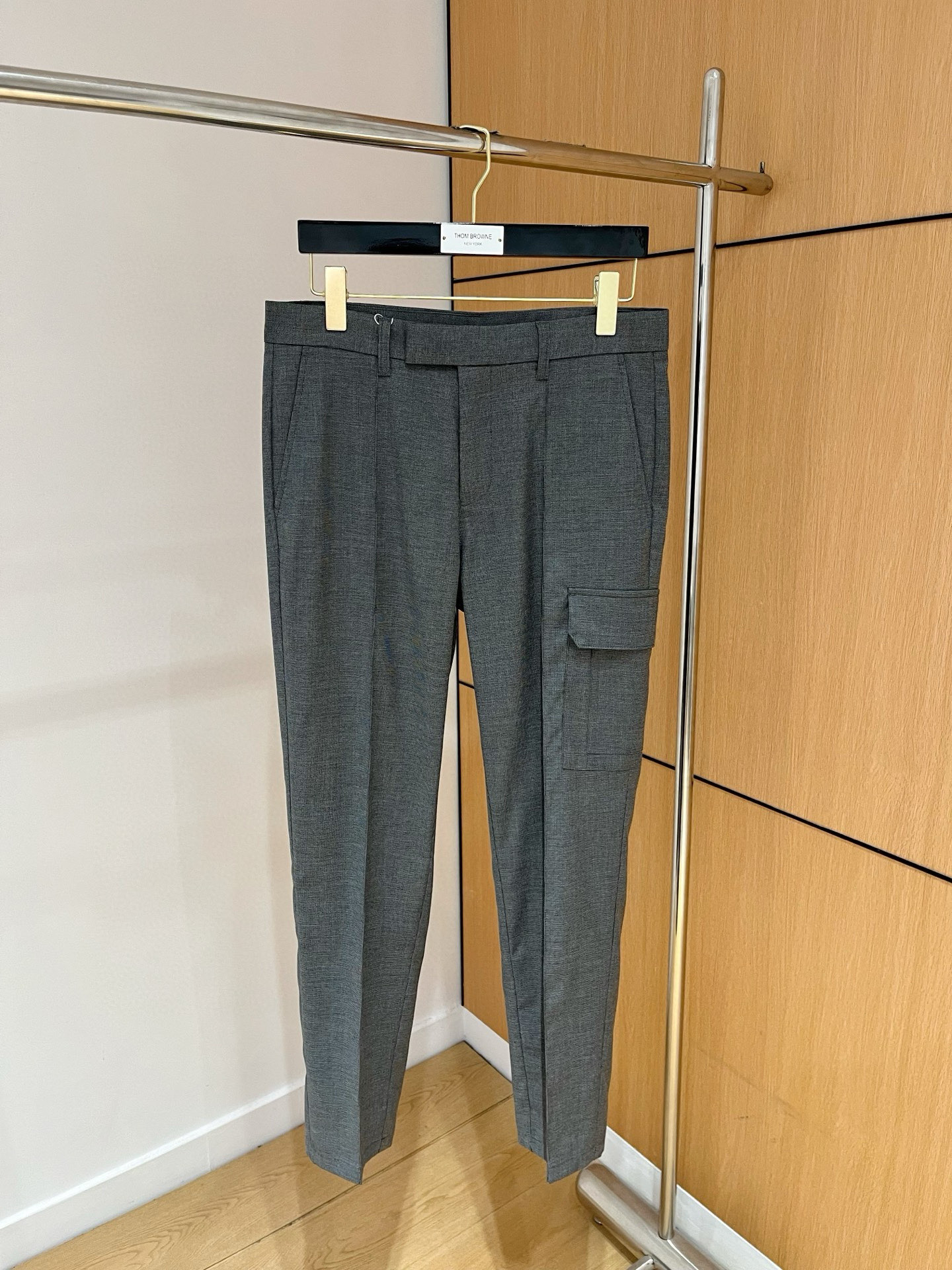 NO:510389,Top quality>Office official website is released simultaneously! All accessories are customized for original products, and the trading company's genuine product orders. High-end custom imported fabrics are extracted from natural plant fibers. They are thinner than ordinary cotton fabrics. They feel soft and comfortable to wear. They are not easy to irritate the skin. The fabric is hygroscopic and breathable. Size: 30-36,,alexander wang19860909顶级品质>专柜官网同步发售！辅料全部原版定制出品,贸易公司真品订单.高级定制进口面料,以天然植物纖維提炼出来,比一般棉织物轻薄 手感柔软,穿着舒适 完全不易有刺激皮肤 面料吸湿性、透气性良好 尺码: 30-36,,alexander wang,Men's clothing