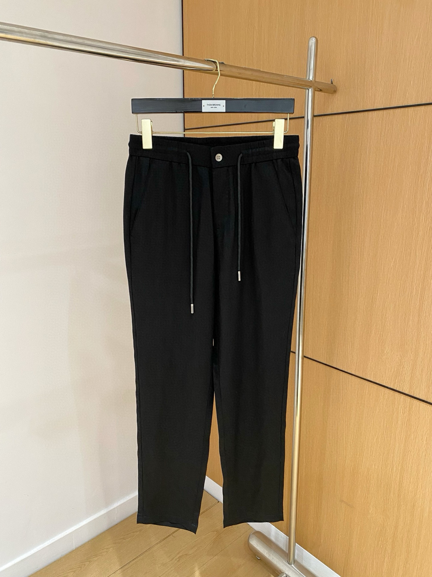 NO:510391,Top quality>Office official website is released simultaneously! All accessories are customized for original products, and the trading company's genuine product orders. High-end custom imported fabrics are extracted from natural plant fibers. They are thinner than ordinary cotton fabrics. They feel soft and comfortable to wear. They are not easy to irritate the skin. The fabric is hygroscopic and breathable. Size: s-2xl,,alexander wang19860909顶级品质>专柜官网同步发售！辅料全部原版定制出品,贸易公司真品订单.高级定制进口面料,以天然植物纖維提炼出来,比一般棉织物轻薄 手感柔软,穿着舒适 完全不易有刺激皮肤 面料吸湿性、透气性良好 尺码: s-2xl,,alexander wang,Men's clothing