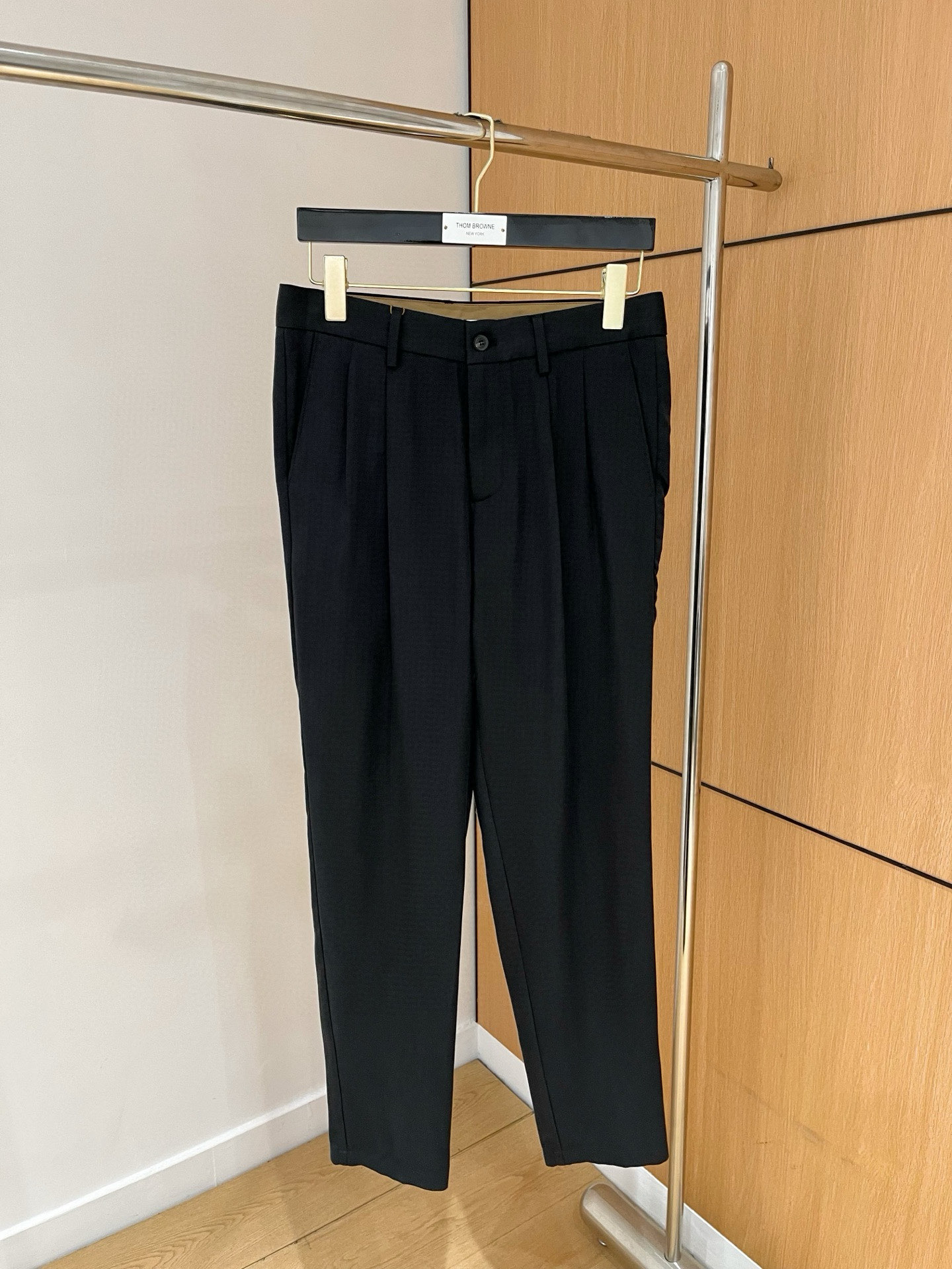 NO:510387,Top quality>Office official website is released simultaneously! All accessories are customized for original products, and the trading company's genuine product orders. High-end custom imported fabrics are extracted from natural plant fibers. They are thinner than ordinary cotton fabrics. They feel soft and comfortable to wear. They are not easy to irritate the skin. The fabric is hygroscopic and breathable. Size: 30-38 No 35 37,,alexander wang19860909顶级品质>专柜官网同步发售！辅料全部原版定制出品,贸易公司真品订单.高级定制进口面料,以天然植物纖維提炼出来,比一般棉织物轻薄 手感柔软,穿着舒适 完全不易有刺激皮肤 面料吸湿性、透气性良好 尺码: 30-38无35 37,,alexander wang,Men's clothing