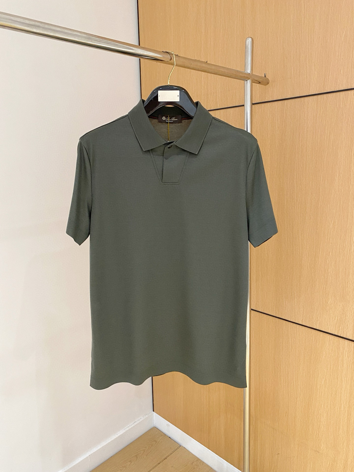 NO:510396,Top quality>Office official website is released simultaneously! All accessories are customized for original products, and the trading company's genuine product orders. High-end custom imported fabrics are extracted from natural plant fibers. They are thinner than ordinary cotton fabrics. They feel soft and comfortable to wear. They are not easy to irritate the skin. The fabric is hygroscopic and breathable. Size: 48-56,,alexander wang19860909顶级品质>专柜官网同步发售！辅料全部原版定制出品,贸易公司真品订单.高级定制进口面料,以天然植物纖維提炼出来,比一般棉织物轻薄 手感柔软,穿着舒适 完全不易有刺激皮肤 面料吸湿性、透气性良好 尺码: 48-56,,alexander wang,Men's clothing