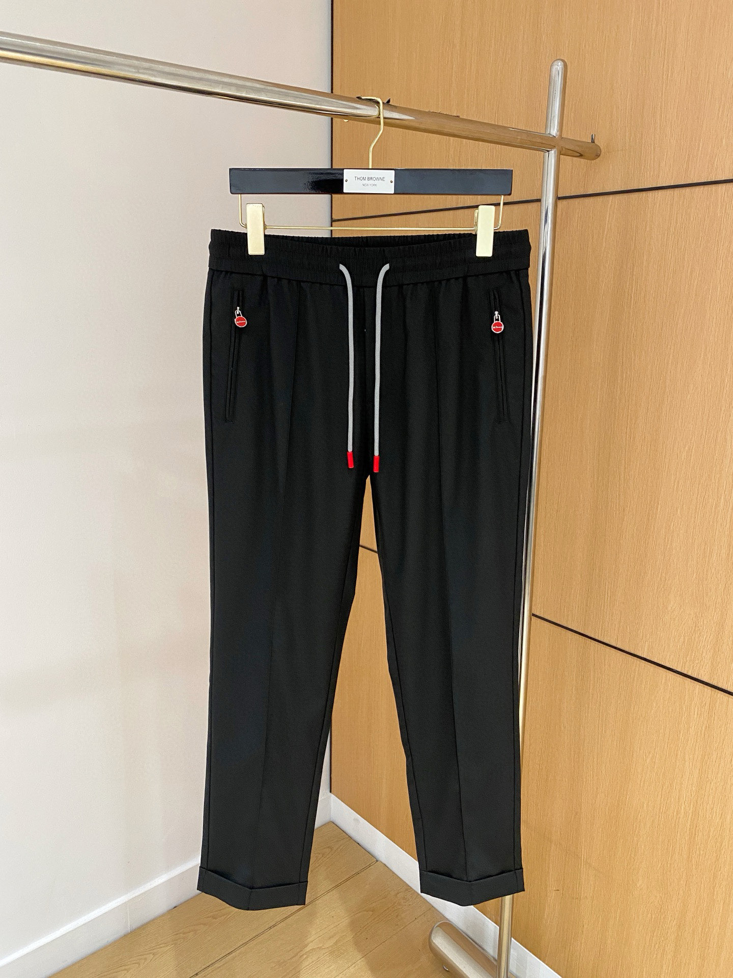 NO:510394,Top quality>Office official website is released simultaneously! All accessories are customized for original products, and the trading company's genuine product orders. High-end custom imported fabrics are extracted from natural plant fibers. They are thinner than ordinary cotton fabrics. They feel soft and comfortable to wear. They are not easy to irritate the skin. The fabric is hygroscopic and breathable. Size: 48-58,,alexander wang19860909顶级品质>专柜官网同步发售！辅料全部原版定制出品,贸易公司真品订单.高级定制进口面料,以天然植物纖維提炼出来,比一般棉织物轻薄 手感柔软,穿着舒适 完全不易有刺激皮肤 面料吸湿性、透气性良好 尺码: 48-58,,alexander wang,Men's clothing