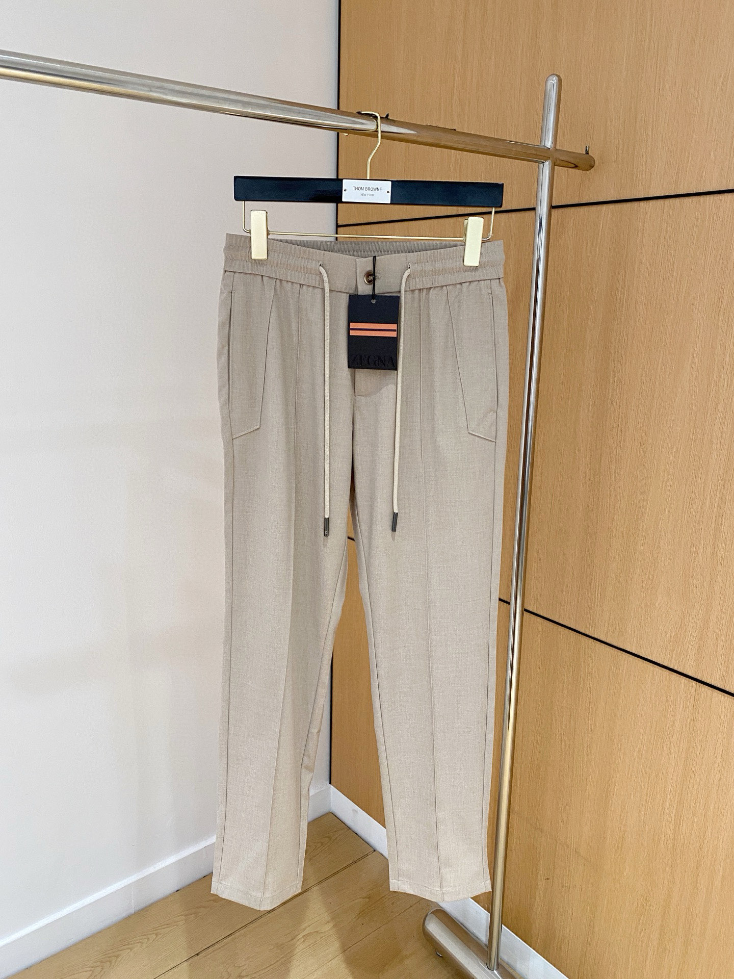 NO:511183,Top quality>Office official website is released simultaneously! All accessories are customized for original products, and the trading company's genuine product orders. High-end custom imported fabrics are extracted from natural plant fibers. They are thinner than ordinary cotton fabrics. They feel soft and comfortable to wear. They are not easy to irritate the skin. The fabric is hygroscopic and breathable. Size: s-2xl,,alexander wang19860909顶级品质>专柜官网同步发售！辅料全部原版定制出品,贸易公司真品订单.高级定制进口面料,以天然植物纖維提炼出来,比一般棉织物轻薄 手感柔软,穿着舒适 完全不易有刺激皮肤 面料吸湿性、透气性良好 尺码: s-2xl,,alexander wang,Men's clothing