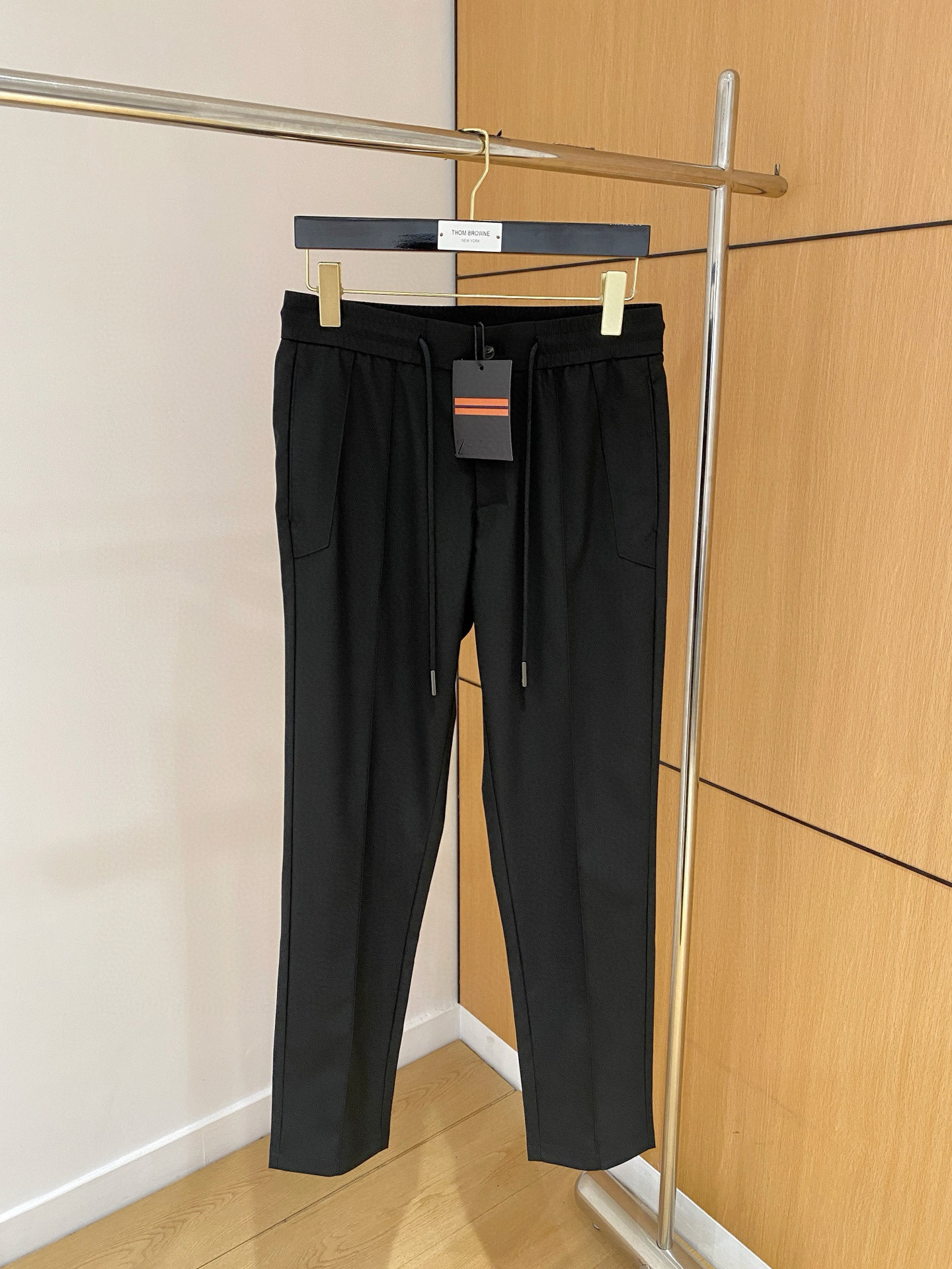 NO:510392,Top quality>Office official website is released simultaneously! All accessories are customized for original products, and the trading company's genuine product orders. High-end custom imported fabrics are extracted from natural plant fibers. They are thinner than ordinary cotton fabrics. They feel soft and comfortable to wear. They are not easy to irritate the skin. The fabric is hygroscopic and breathable. Size: s-2xl,,alexander wang19860909顶级品质>专柜官网同步发售！辅料全部原版定制出品,贸易公司真品订单.高级定制进口面料,以天然植物纖維提炼出来,比一般棉织物轻薄 手感柔软,穿着舒适 完全不易有刺激皮肤 面料吸湿性、透气性良好 尺码: s-2xl,,alexander wang,Men's clothing