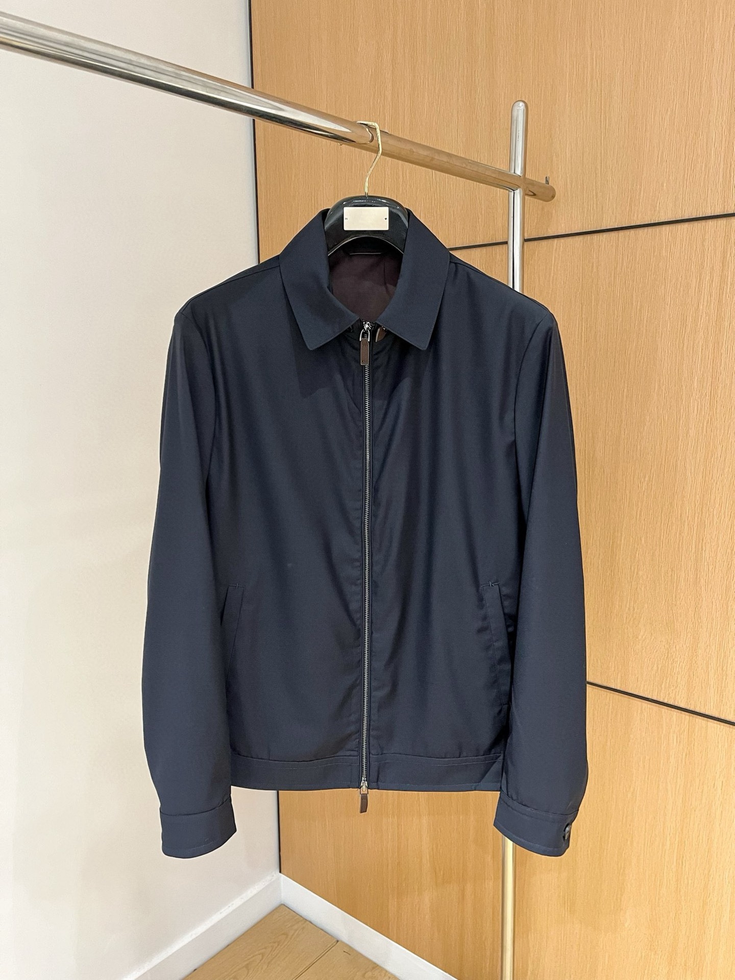 NO:474306,Top quality>Office official website is released simultaneously! All accessories are customized for original products, and the trading company's genuine product orders. High-end custom imported fabrics are extracted from natural plant fibers. They are thinner than ordinary cotton fabrics. They feel soft and comfortable to wear. They are not easy to irritate the skin. The fabric is hygroscopic and breathable. Size: 48-54,,alexander wang19860909顶级品质>专柜官网同步发售！辅料全部原版定制出品,贸易公司真品订单.高级定制进口面料,以天然植物纖維提炼出来,比一般棉织物轻薄 手感柔软,穿着舒适 完全不易有刺激皮肤 面料吸湿性、透气性良好 尺码: 48-54,,alexander wang,Men's clothing