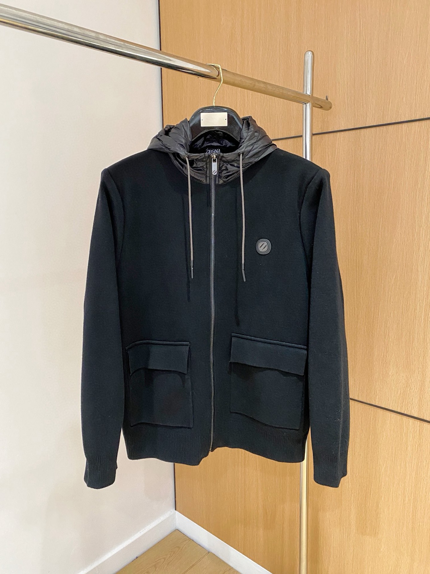 NO:474301,Top quality>Office official website is released simultaneously! All accessories are customized for original products, and the trading company's genuine product orders. High-end custom imported fabrics are extracted from natural plant fibers. They are thinner than ordinary cotton fabrics. They feel soft and comfortable to wear. They are not easy to irritate the skin. The fabric is hygroscopic and breathable. Size: 48-56,,alexander wang19860909顶级品质>专柜官网同步发售！辅料全部原版定制出品,贸易公司真品订单.高级定制进口面料,以天然植物纖維提炼出来,比一般棉织物轻薄 手感柔软,穿着舒适 完全不易有刺激皮肤 面料吸湿性、透气性良好 尺码: 48-56,,alexander wang,Men's clothing