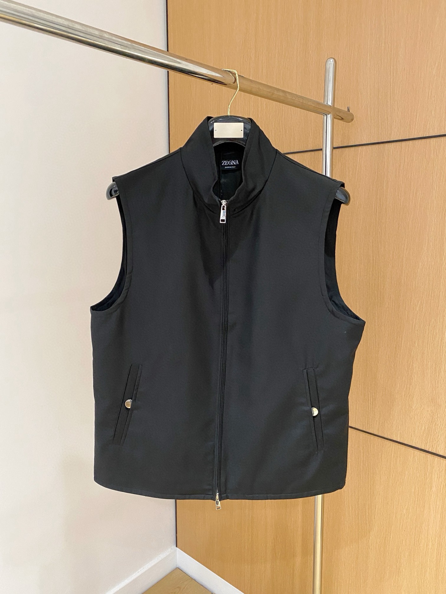 NO:517955,Top quality>Office official website is released simultaneously! All accessories are customized for original products, and the trading company's genuine product orders. High-end custom imported fabrics are extracted from natural plant fibers. They are thinner than ordinary cotton fabrics. They feel soft and comfortable to wear. They are not easy to irritate the skin. The fabric is hygroscopic and breathable. Size: 48-56,,alexander wang19860909顶级品质>专柜官网同步发售！辅料全部原版定制出品,贸易公司真品订单.高级定制进口面料,以天然植物纖維提炼出来,比一般棉织物轻薄 手感柔软,穿着舒适 完全不易有刺激皮肤 面料吸湿性、透气性良好 尺码: 48-56,,alexander wang,Men's clothing