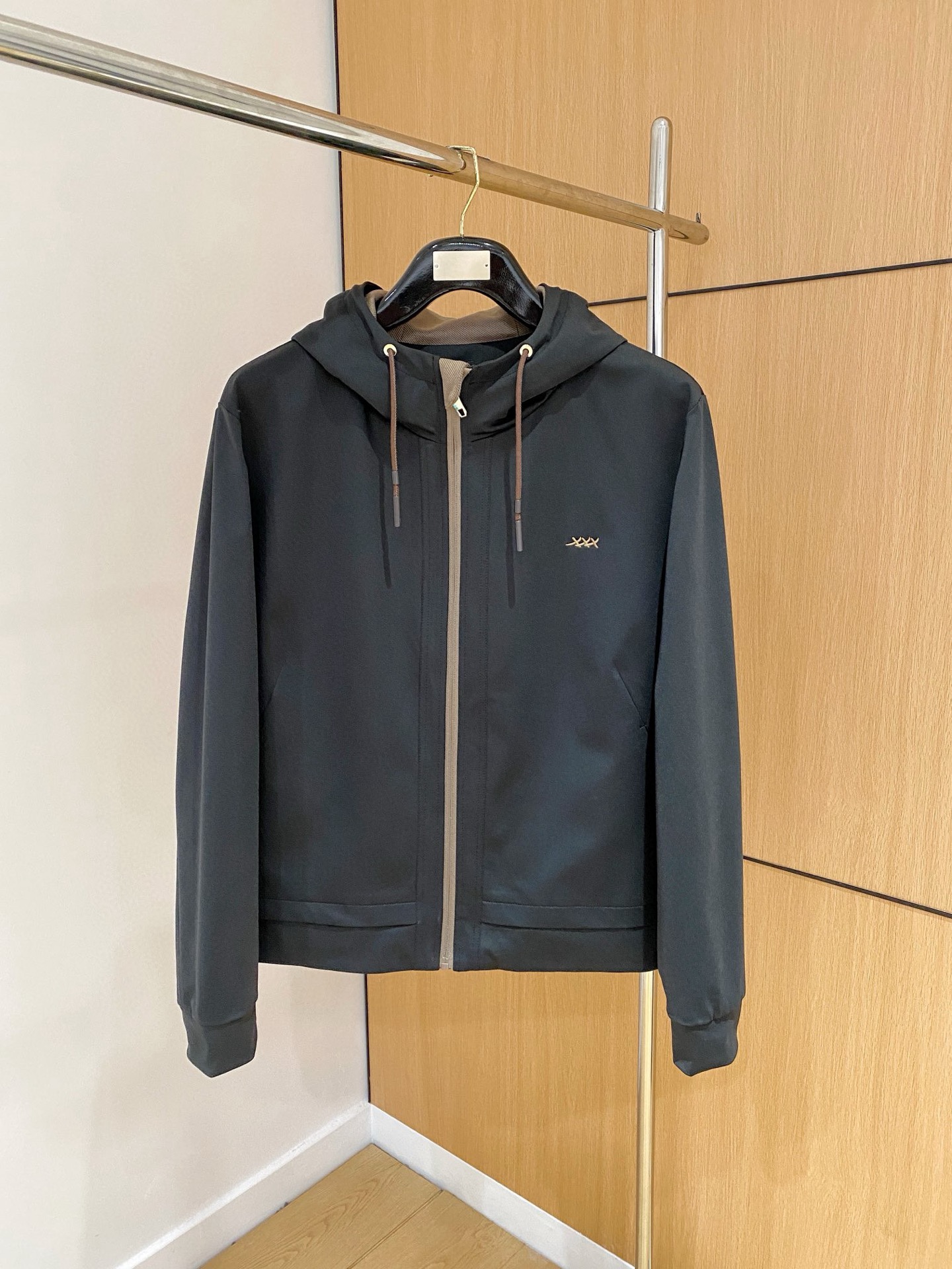 NO:492410,Top quality>Office official website is released simultaneously! All accessories are customized for original products, and the trading company's genuine product orders. High-end custom imported fabrics are extracted from natural plant fibers. They are thinner than ordinary cotton fabrics. They feel soft and comfortable to wear. They are not easy to irritate the skin. The fabric is hygroscopic and breathable. Size: 48-56,,alexander wang19860909顶级品质>专柜官网同步发售！辅料全部原版定制出品,贸易公司真品订单.高级定制进口面料,以天然植物纖維提炼出来,比一般棉织物轻薄 手感柔软,穿着舒适 完全不易有刺激皮肤 面料吸湿性、透气性良好 尺码: 48-56,,alexander wang,Men's clothing