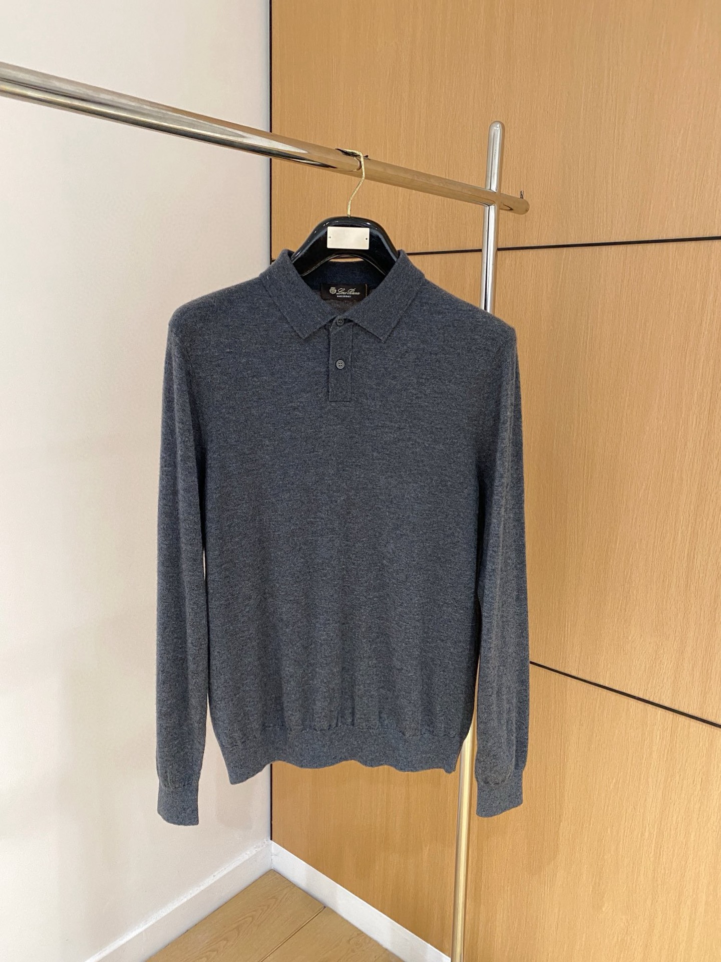 NO:492398,Top quality>Office official website is released simultaneously! All accessories are customized for original products, and the trading company's genuine product orders. High-end custom imported fabrics are extracted from natural plant fibers. They are thinner than ordinary cotton fabrics. They feel soft and comfortable to wear. They are not easy to irritate the skin. The fabric is hygroscopic and breathable. Size: 48-56,,alexander wang19860909顶级品质>专柜官网同步发售！辅料全部原版定制出品,贸易公司真品订单.高级定制进口面料,以天然植物纖維提炼出来,比一般棉织物轻薄 手感柔软,穿着舒适 完全不易有刺激皮肤 面料吸湿性、透气性良好 尺码: 48-56,,alexander wang,Men's clothing